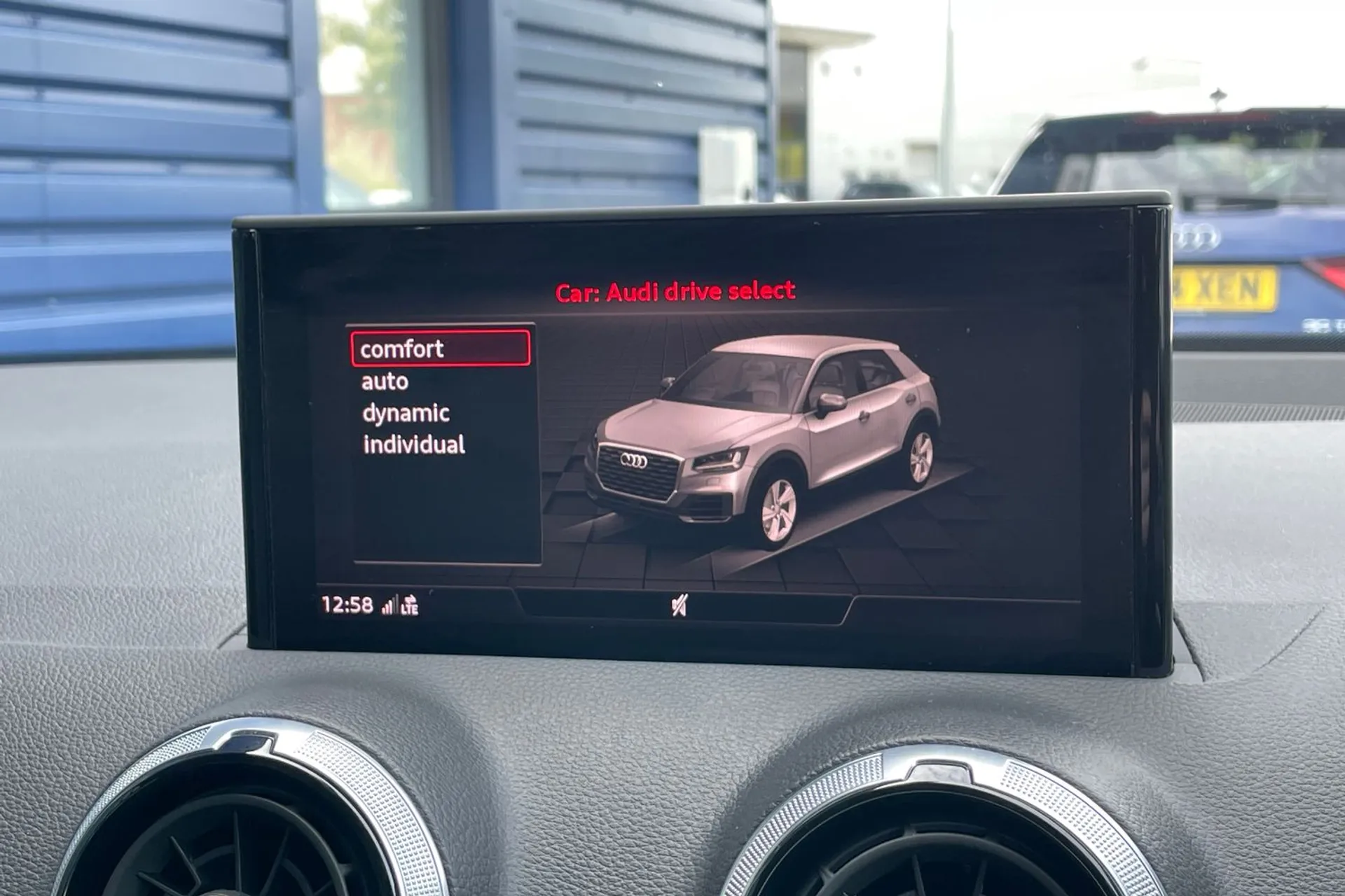 Audi Q2 thumbnail image number 24