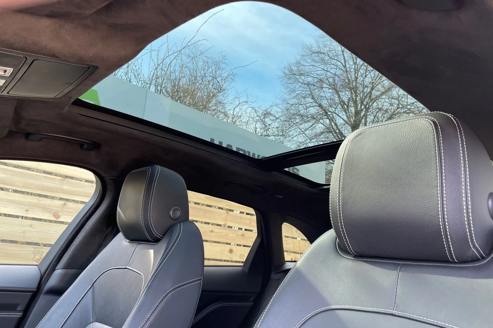 Jaguar F-PACE thumbnail image number 29