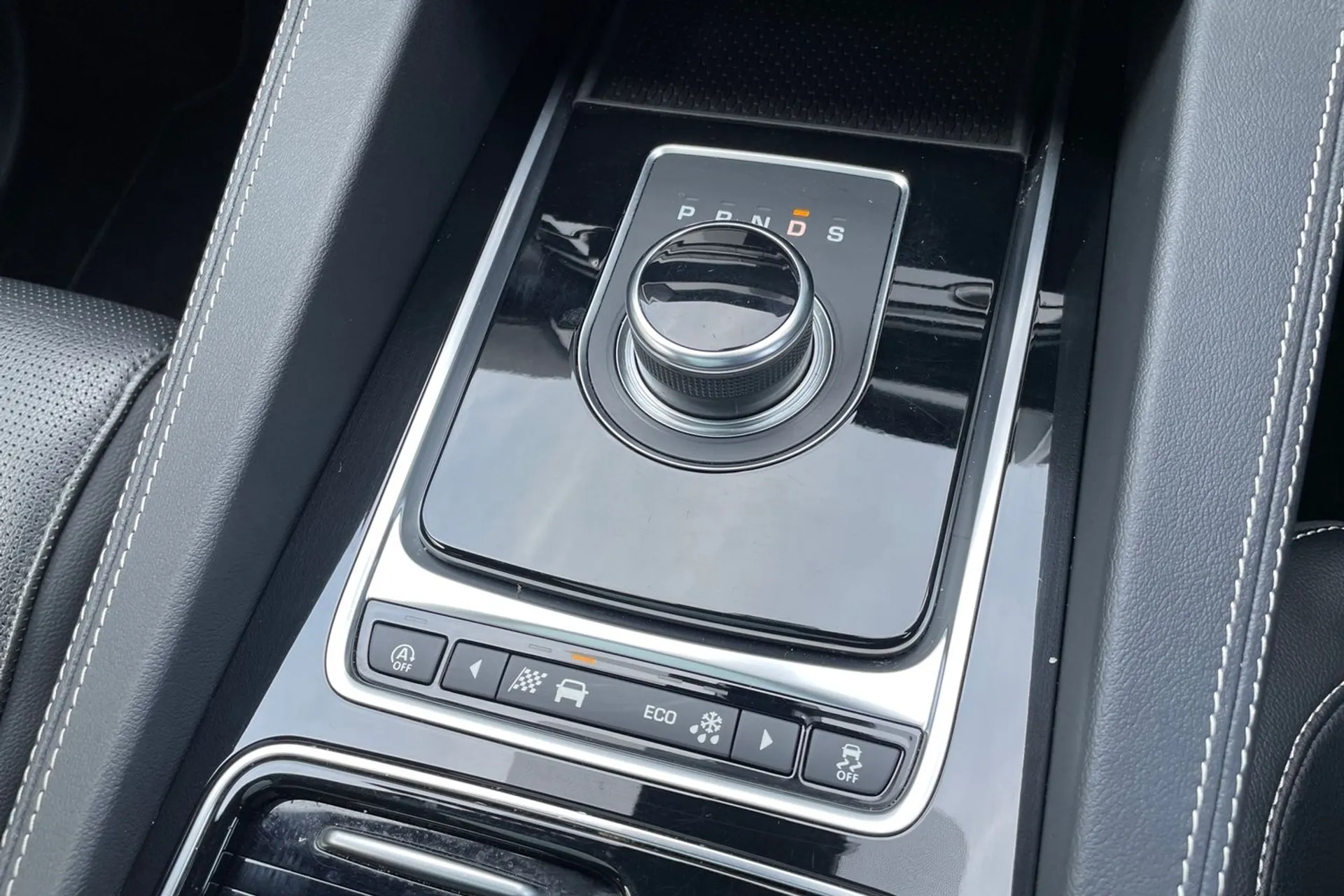 Jaguar F-PACE thumbnail image number 41