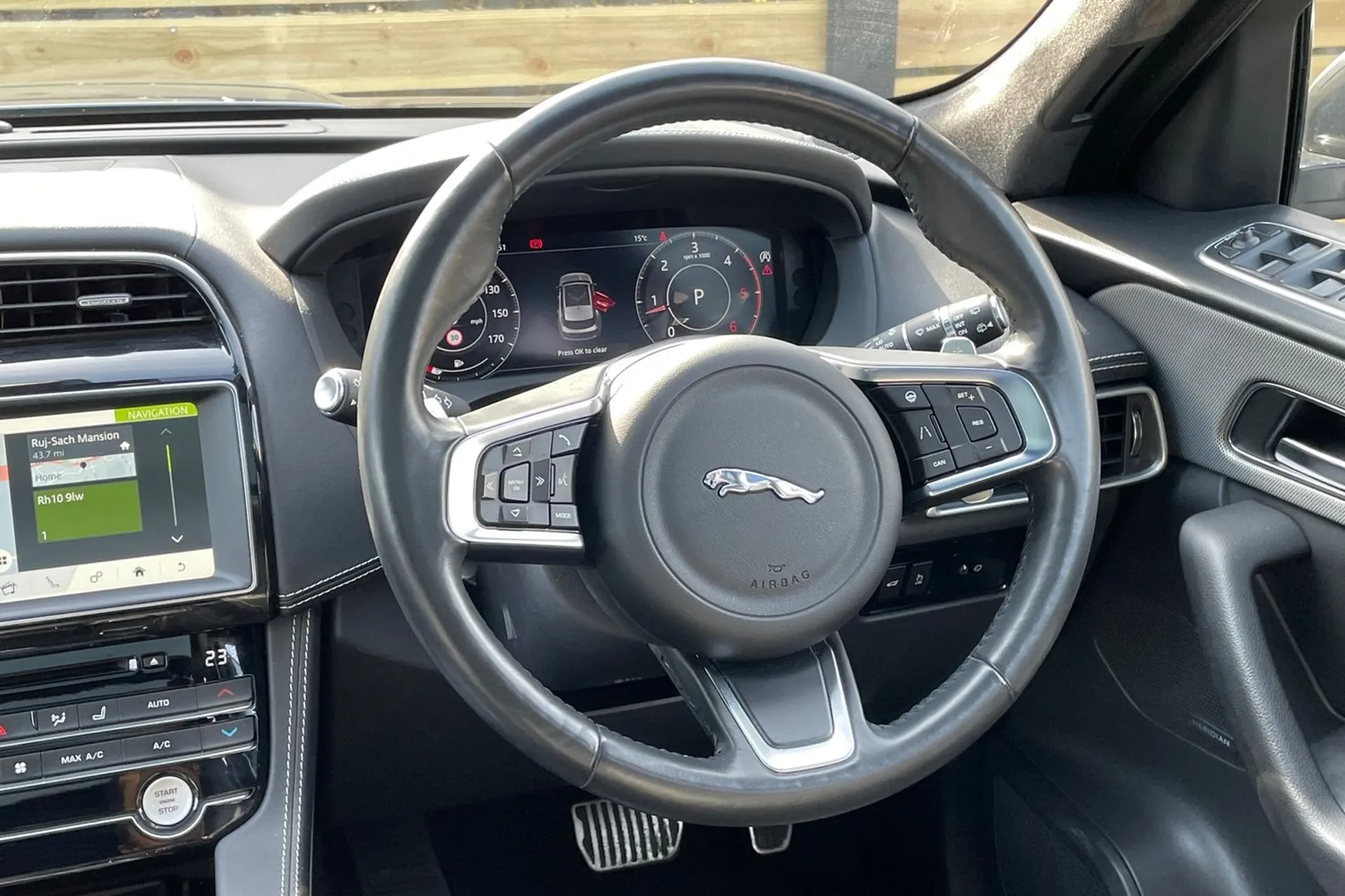Jaguar F-PACE thumbnail image number 34