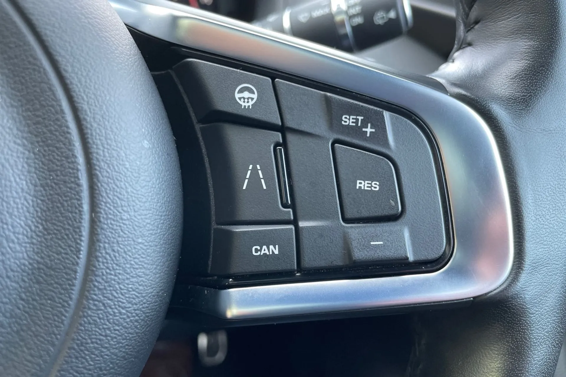 Jaguar F-PACE thumbnail image number 37