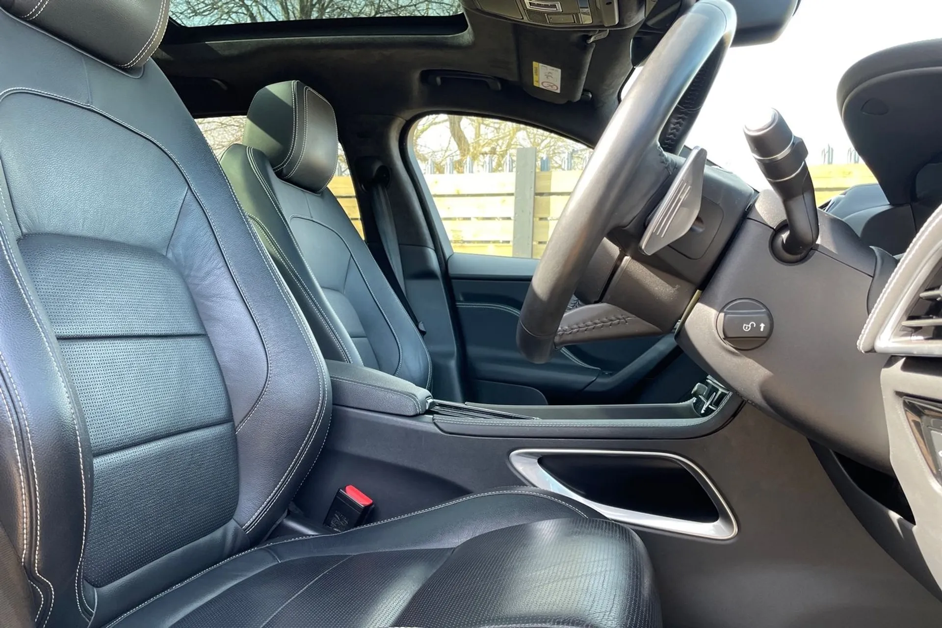 Jaguar F-PACE thumbnail image number 25