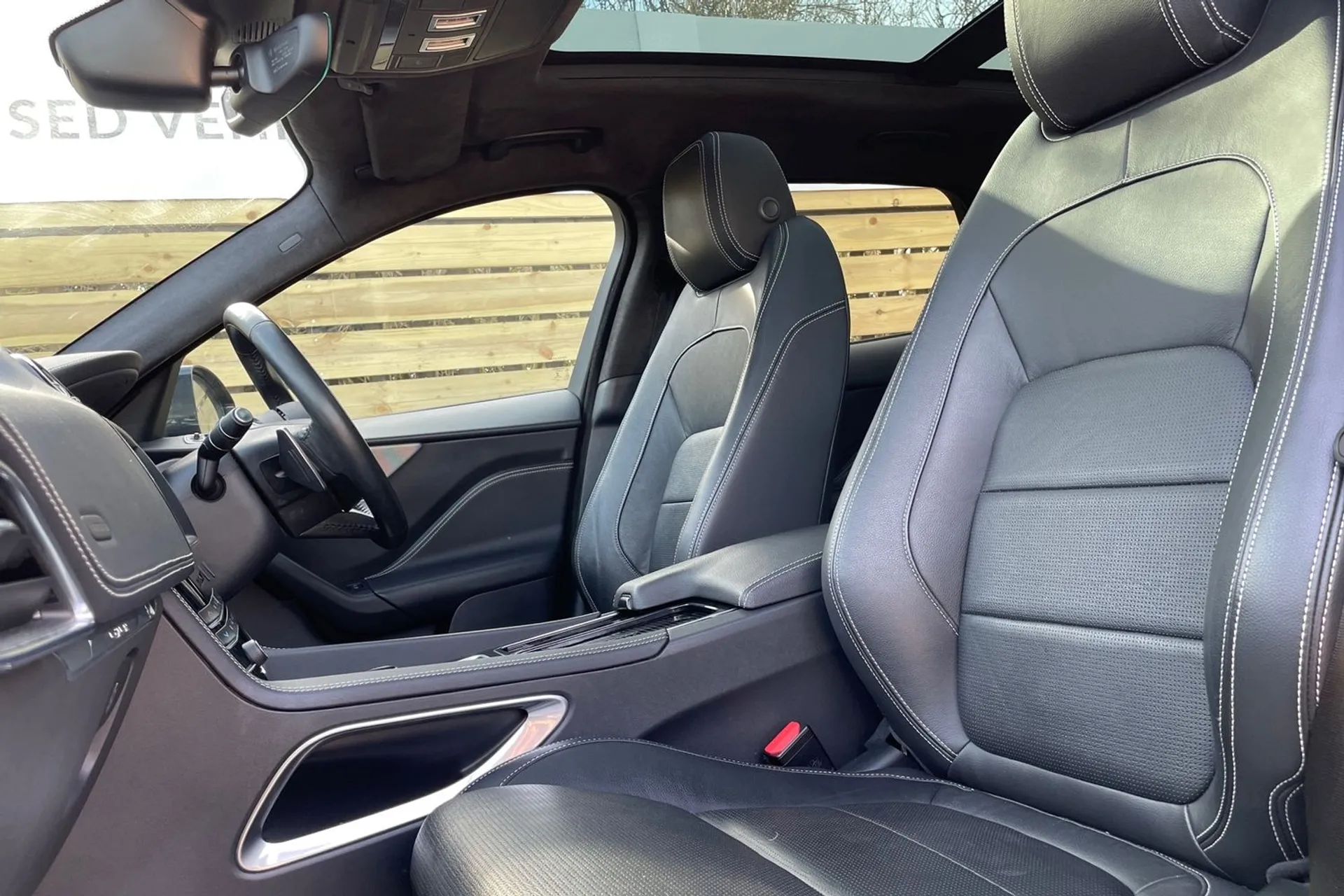 Jaguar F-PACE thumbnail image number 28
