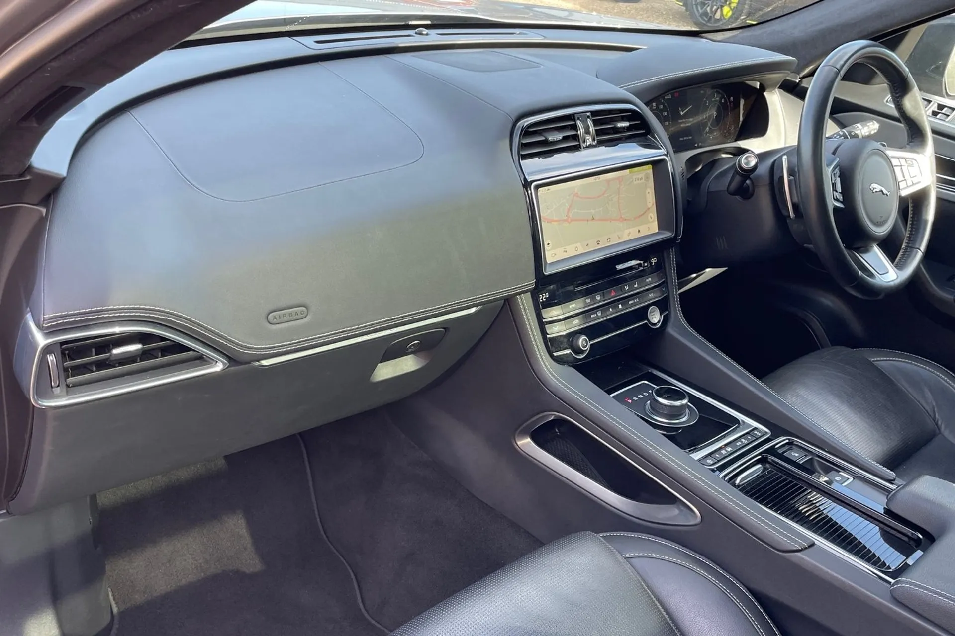 Jaguar F-PACE thumbnail image number 27