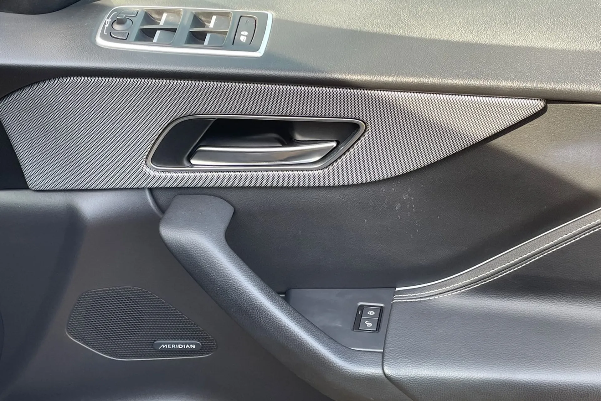Jaguar F-PACE thumbnail image number 39