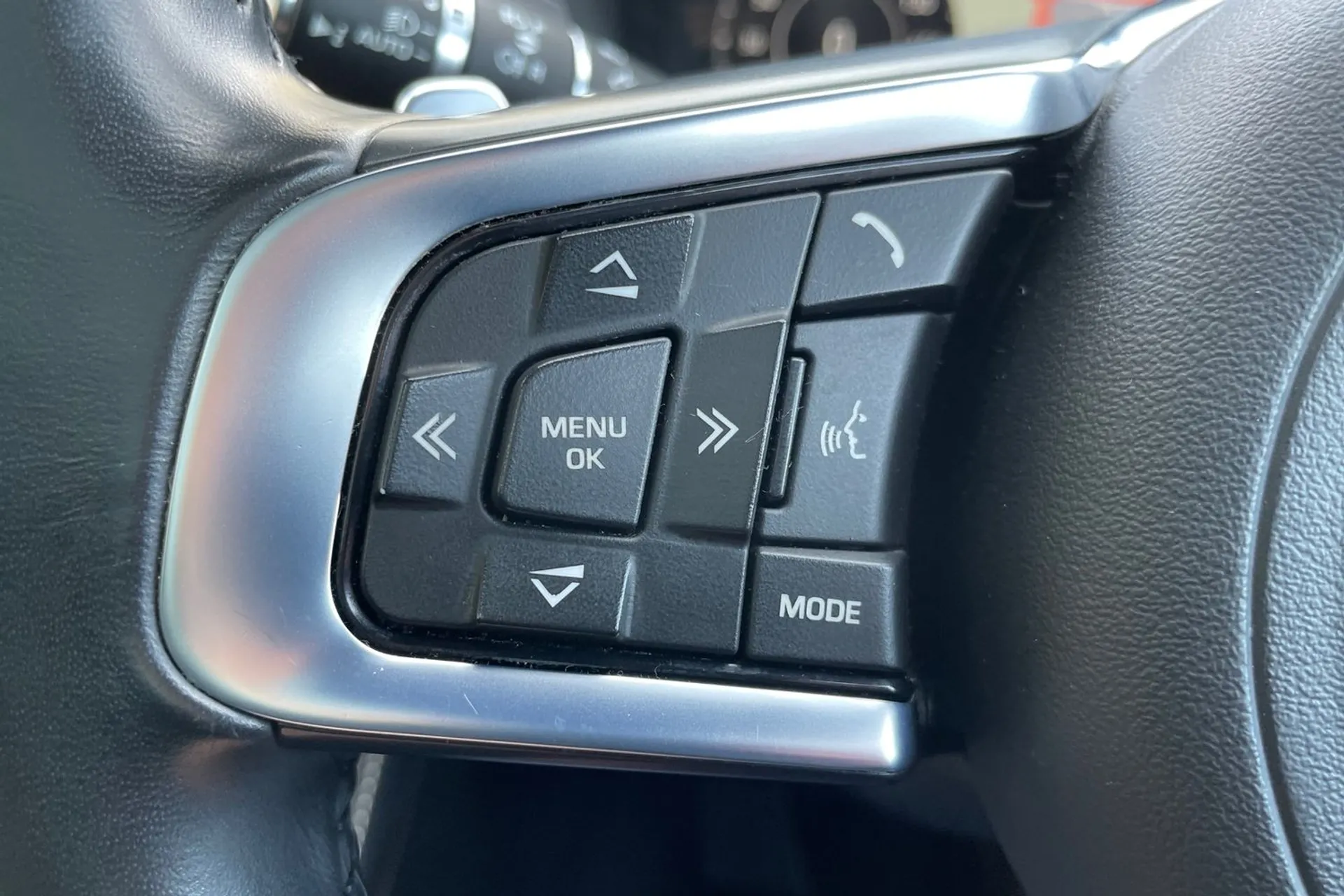 Jaguar F-PACE thumbnail image number 36