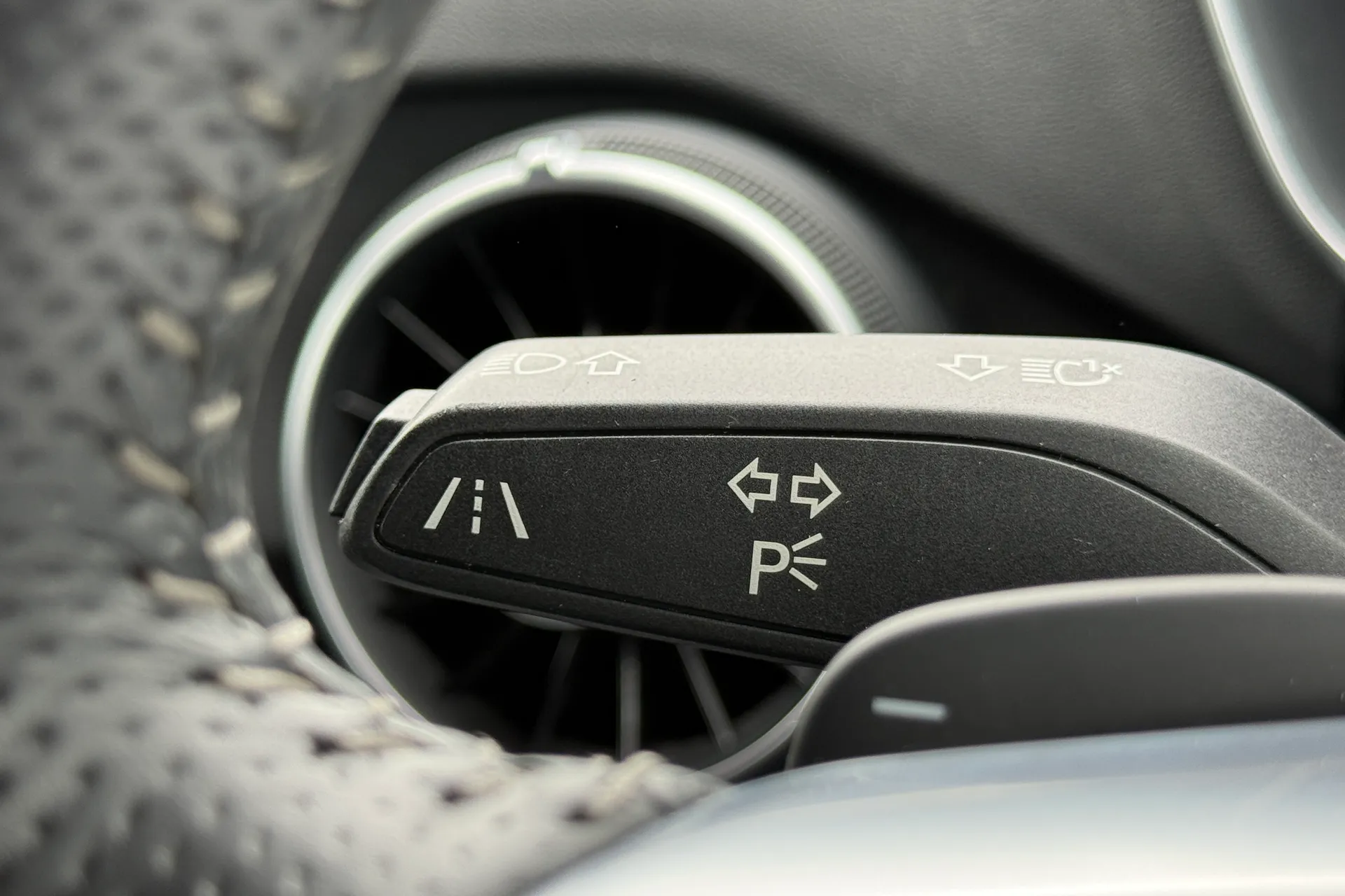 Audi TT thumbnail image number 15