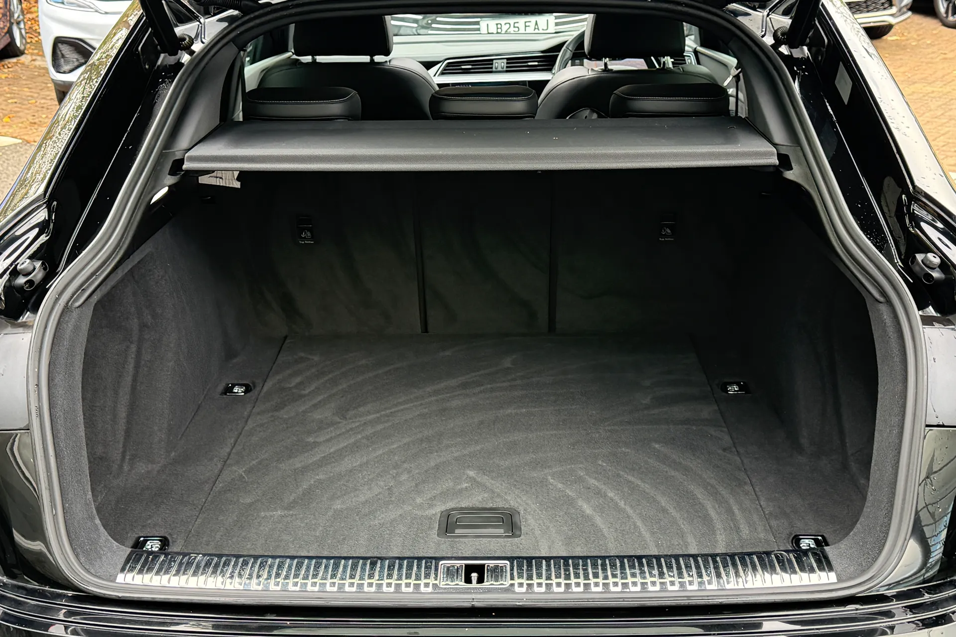 Audi e-tron thumbnail image number 28