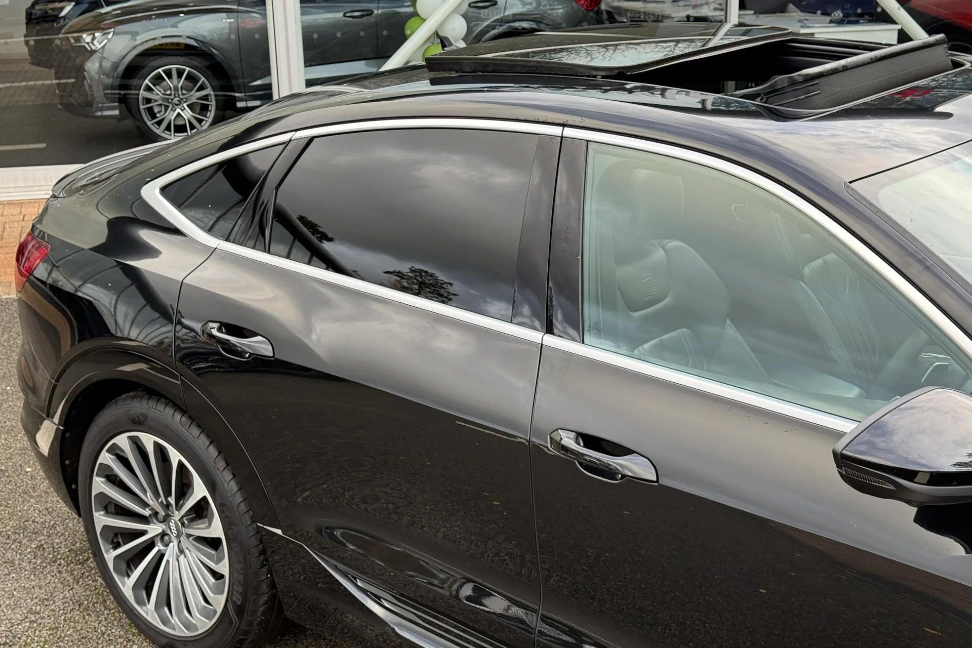 Audi e-tron thumbnail image number 12