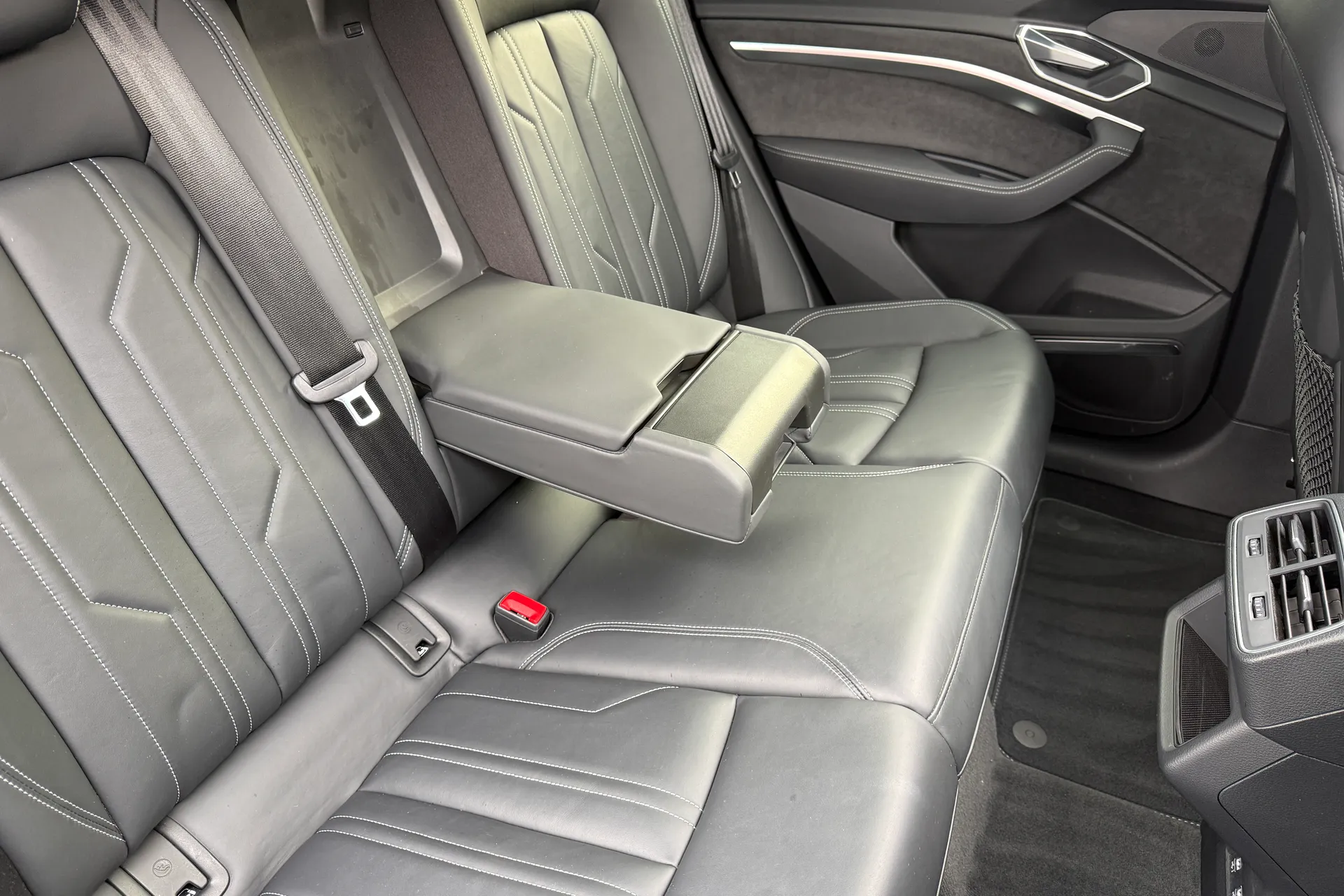 Audi e-tron thumbnail image number 32