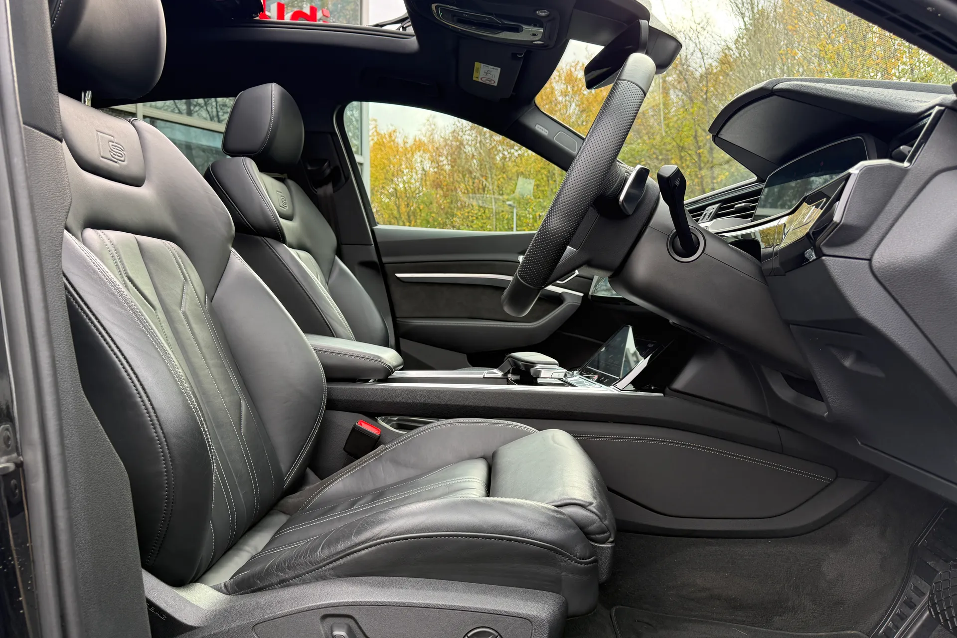 Audi e-tron thumbnail image number 36