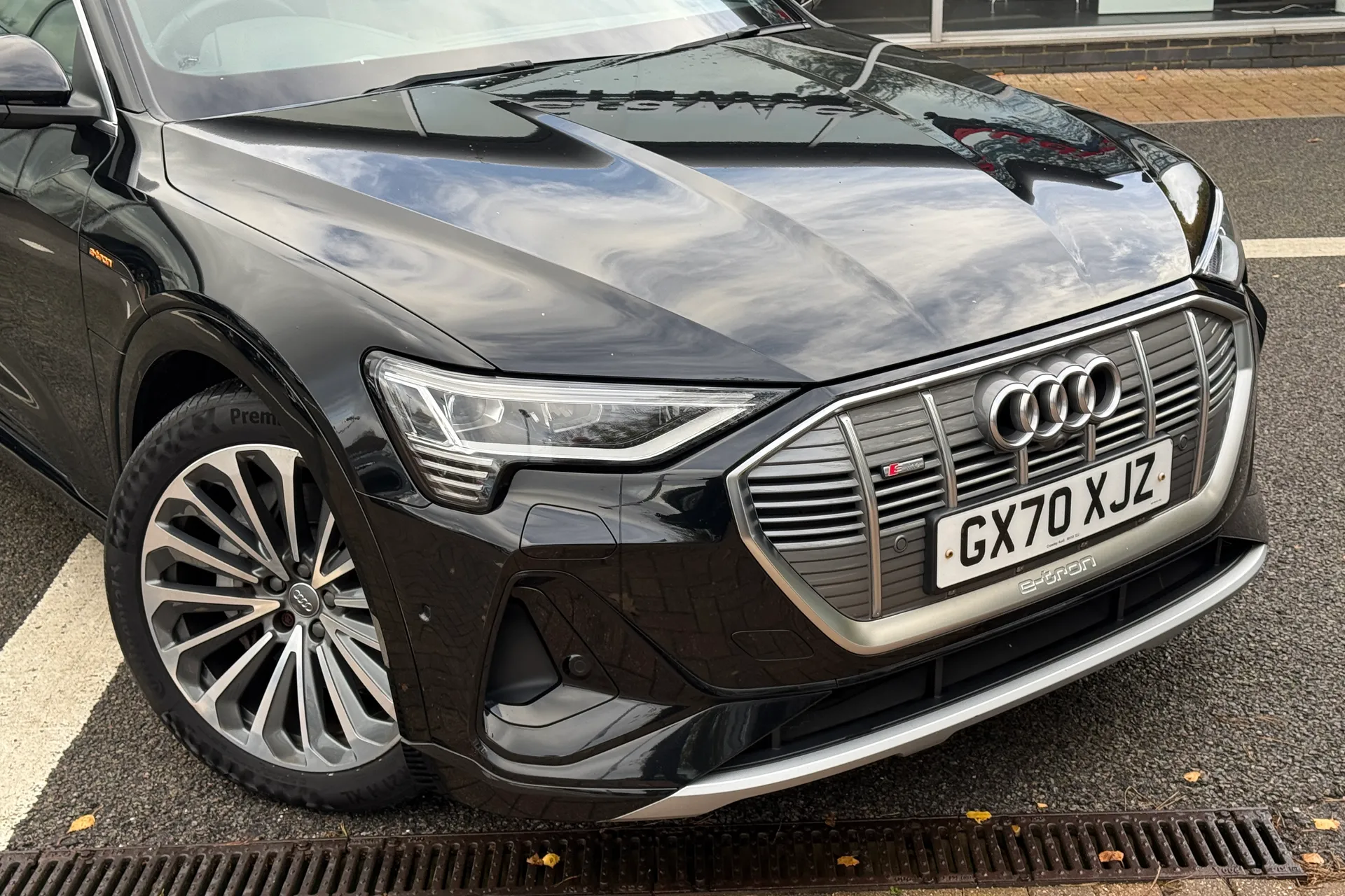 Audi e-tron thumbnail image number 6