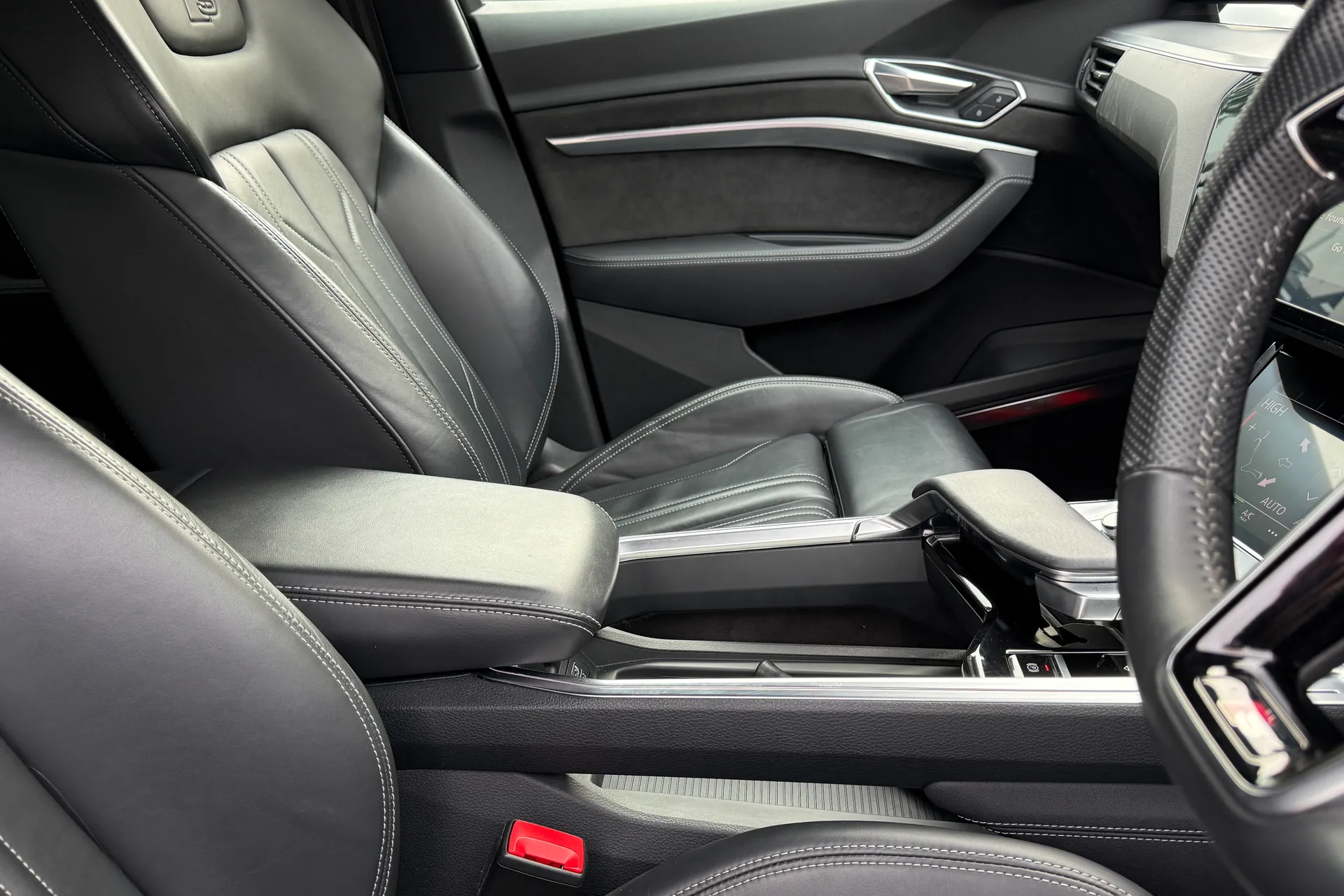 Audi e-tron thumbnail image number 44