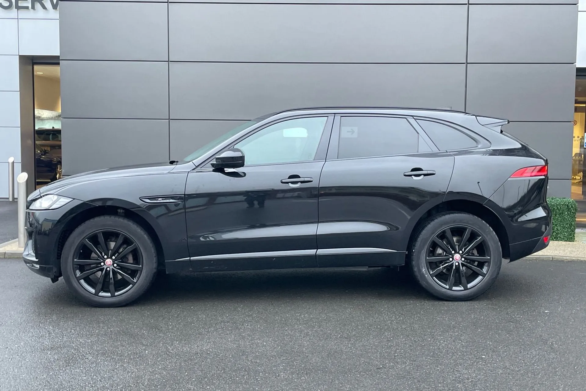 Jaguar F-PACE thumbnail image number 9