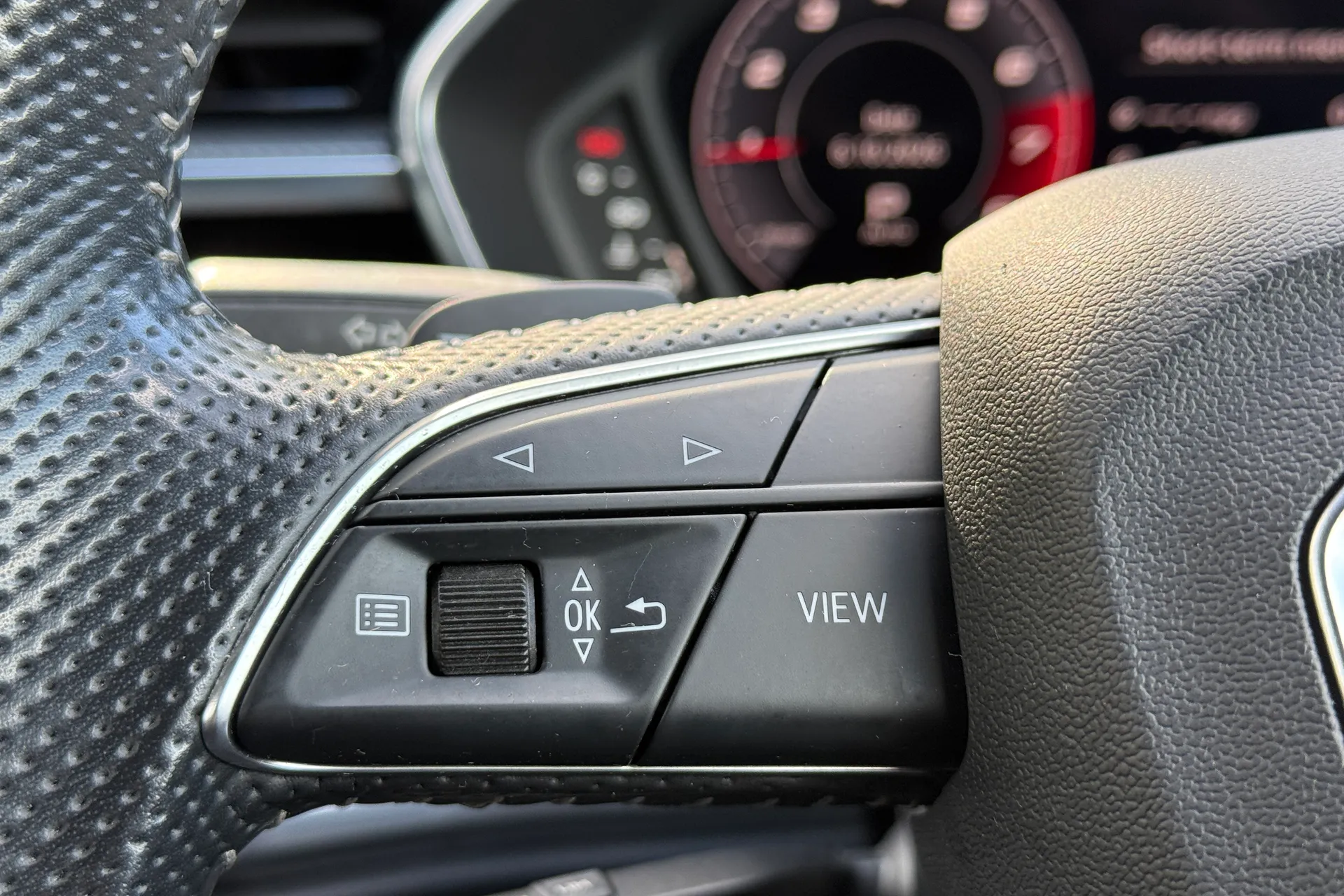 Audi Q3 thumbnail image number 12