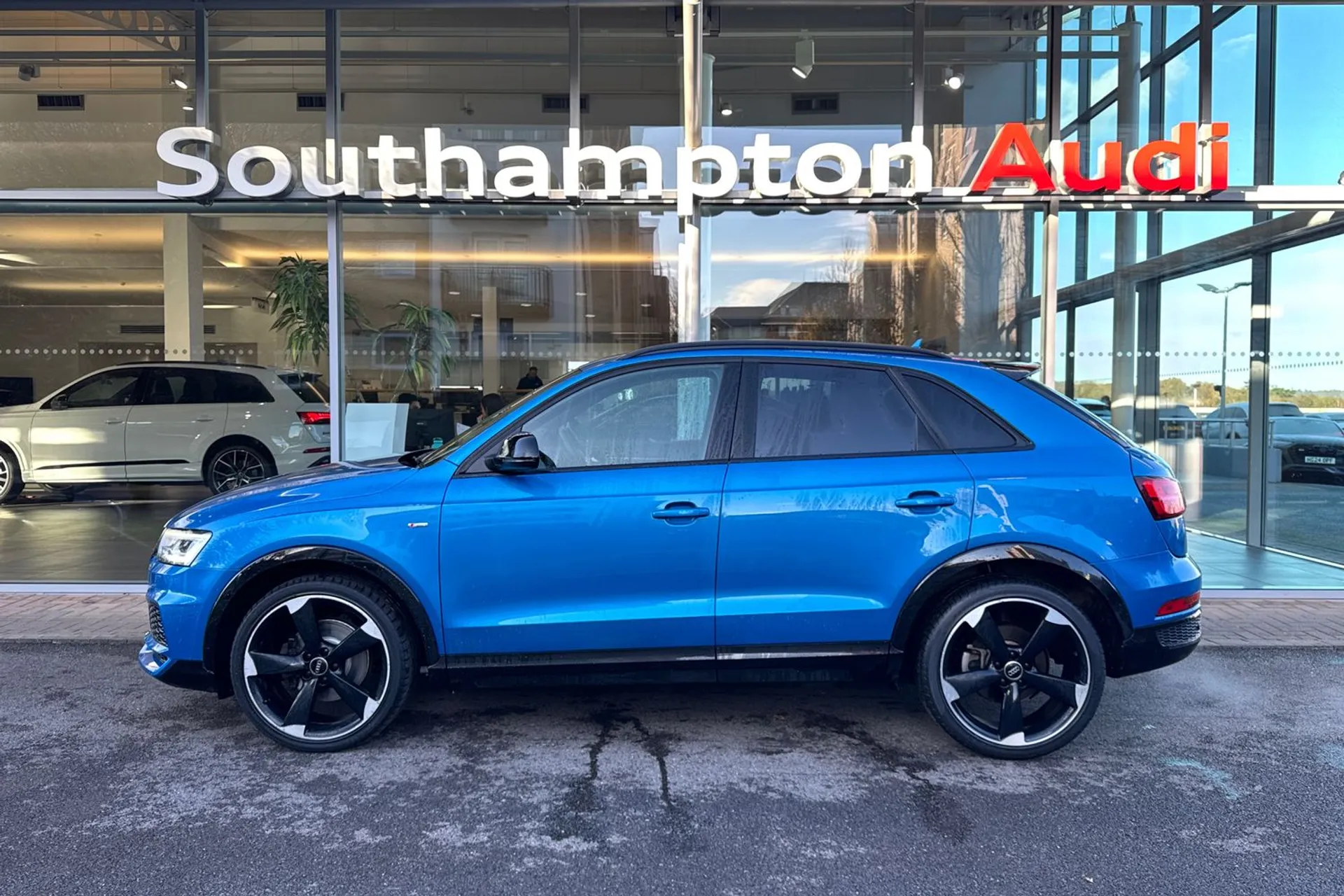 Audi Q3 thumbnail image number 11