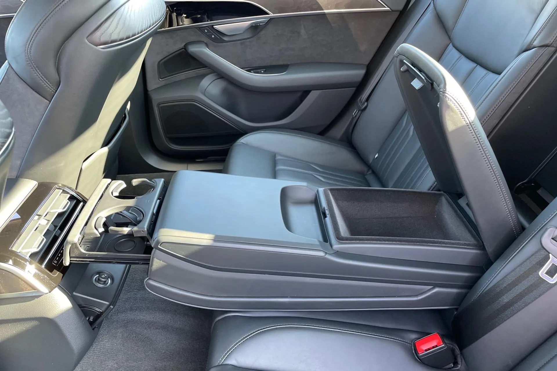 Audi A8 thumbnail image number 36