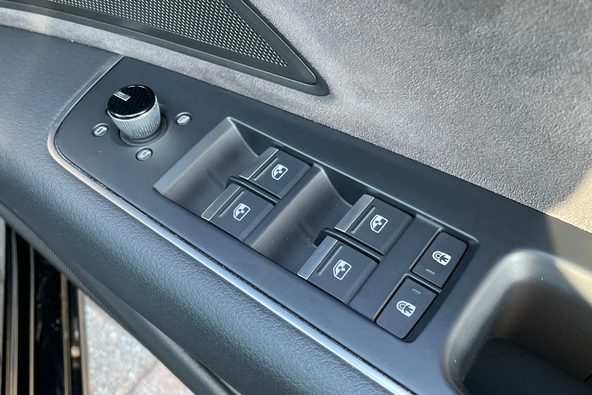 Audi A8 thumbnail image number 19