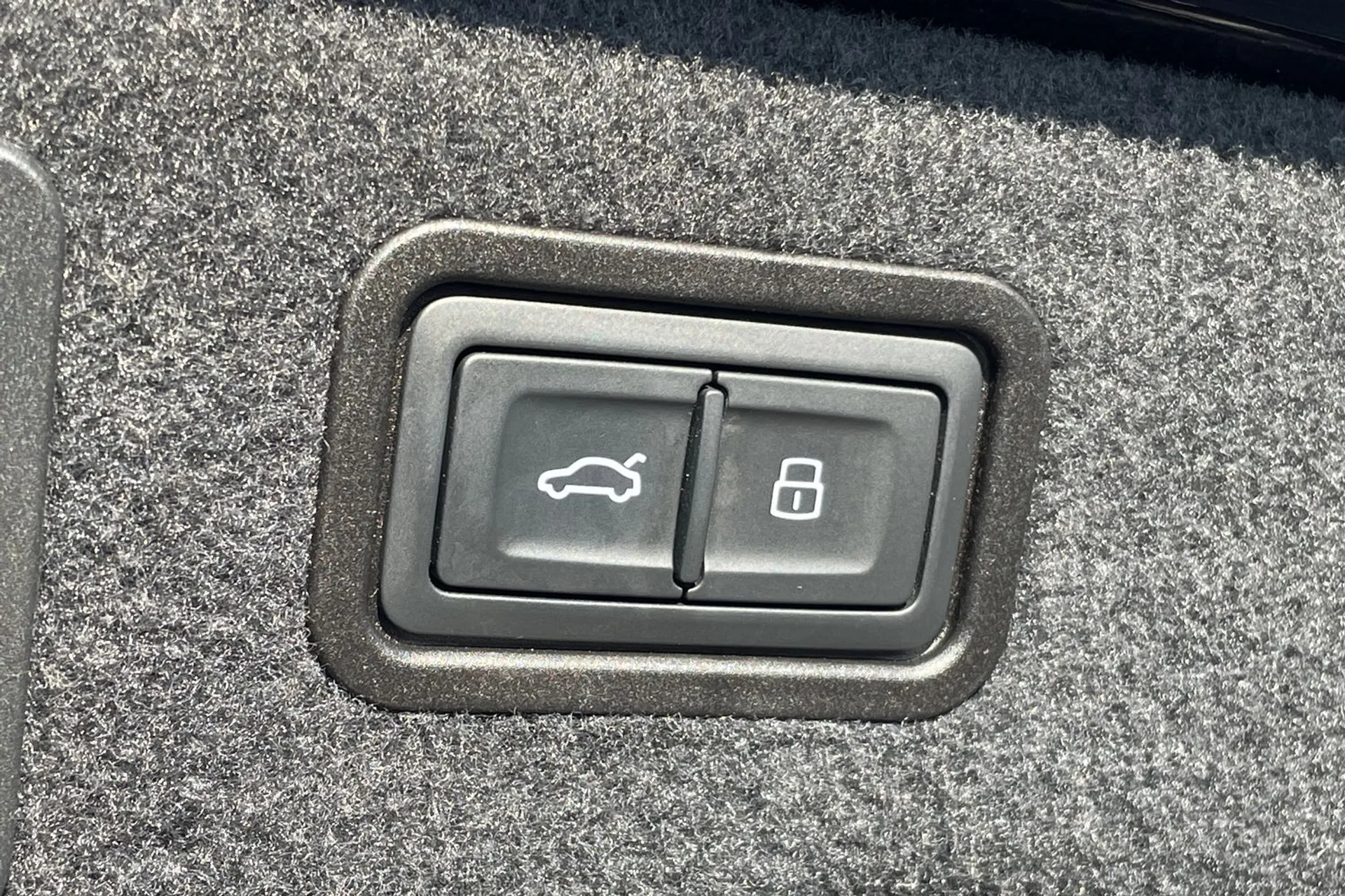 Audi A8 thumbnail image number 12