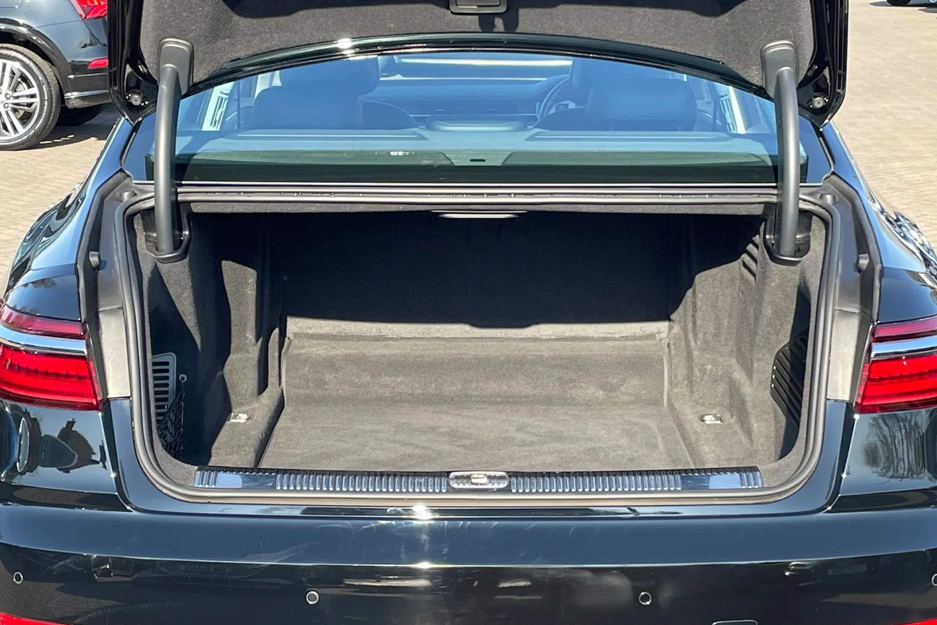 Audi A8 thumbnail image number 29