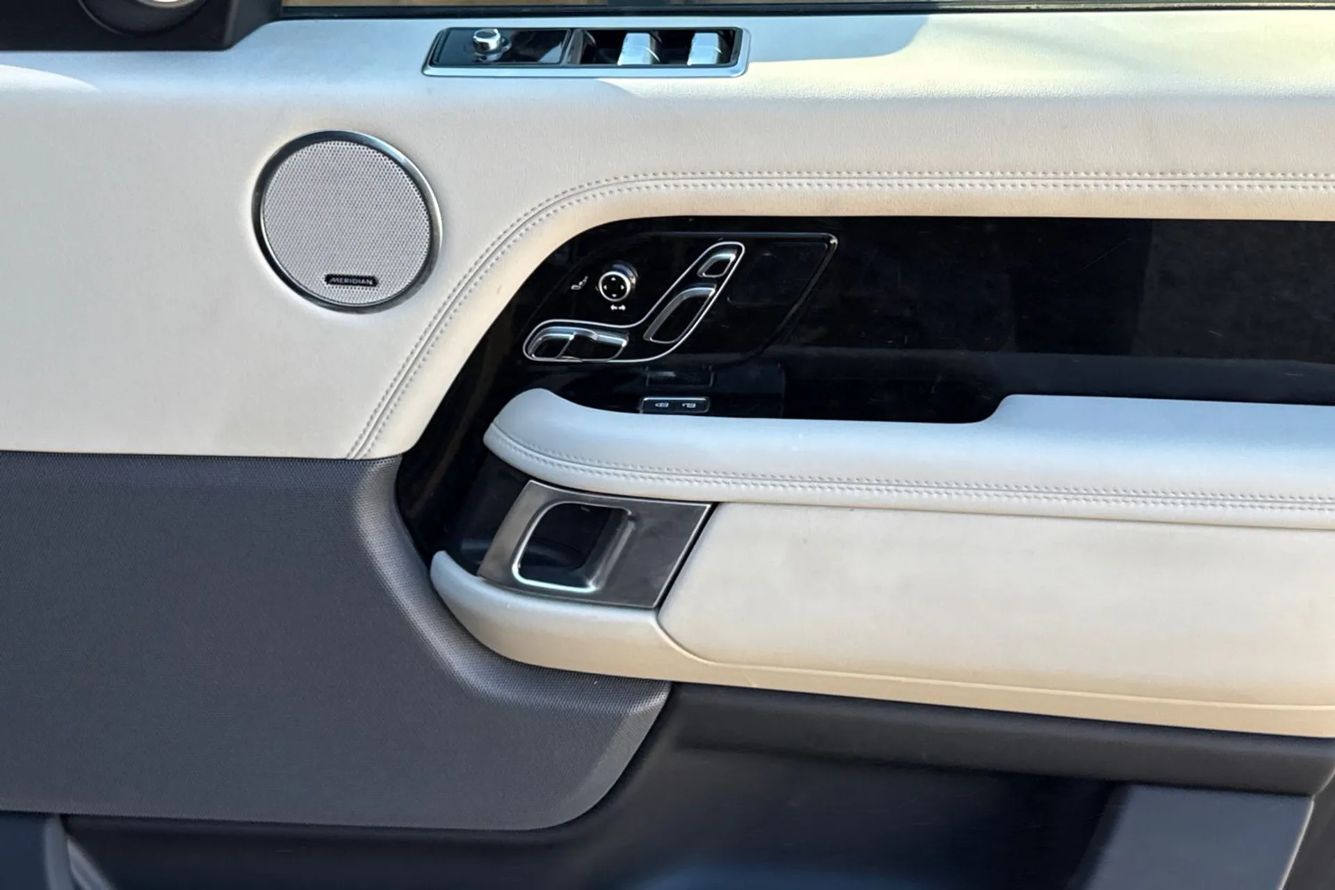 LAND ROVER RANGE ROVER thumbnail image number 41