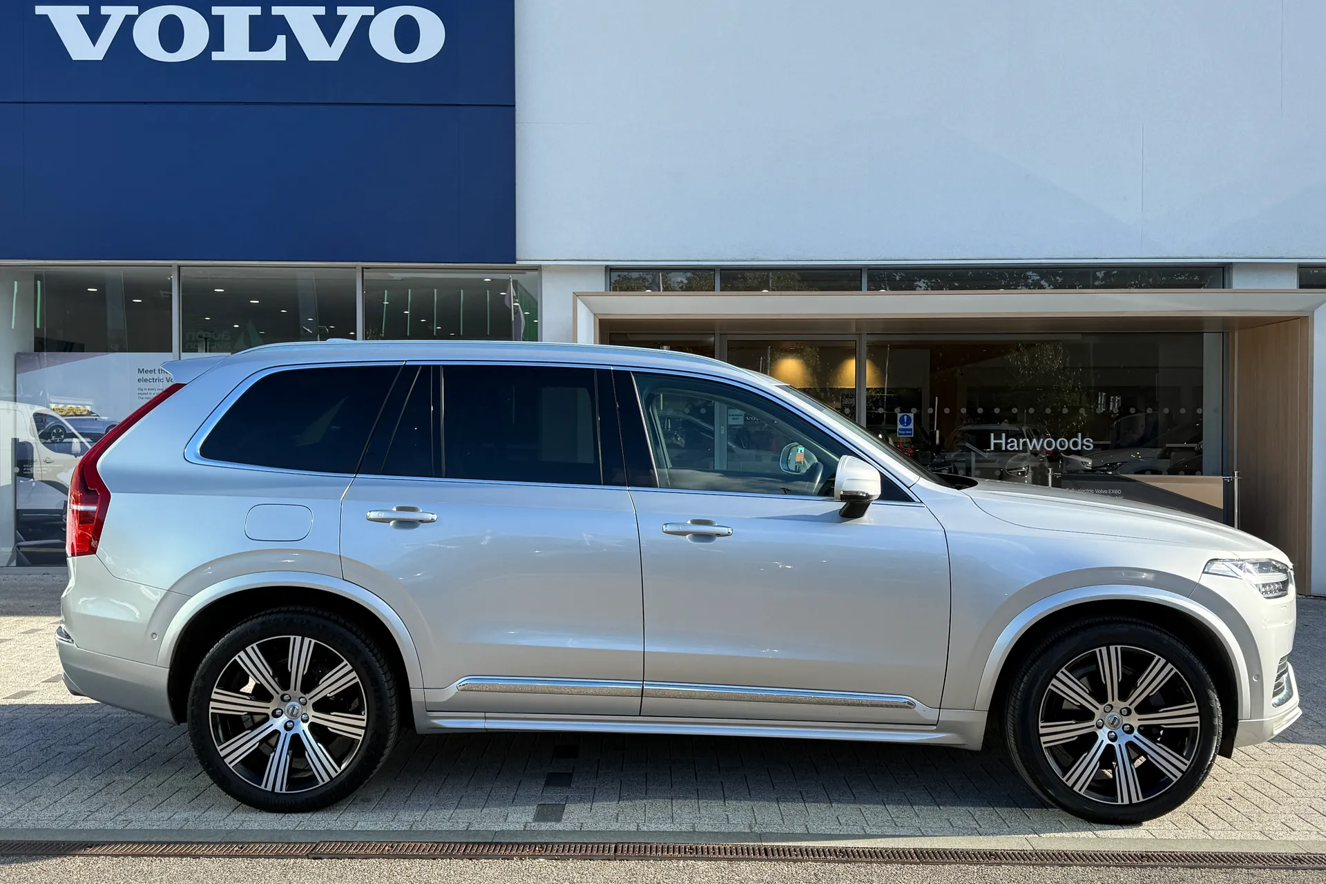 Volvo XC90 thumbnail image number 2
