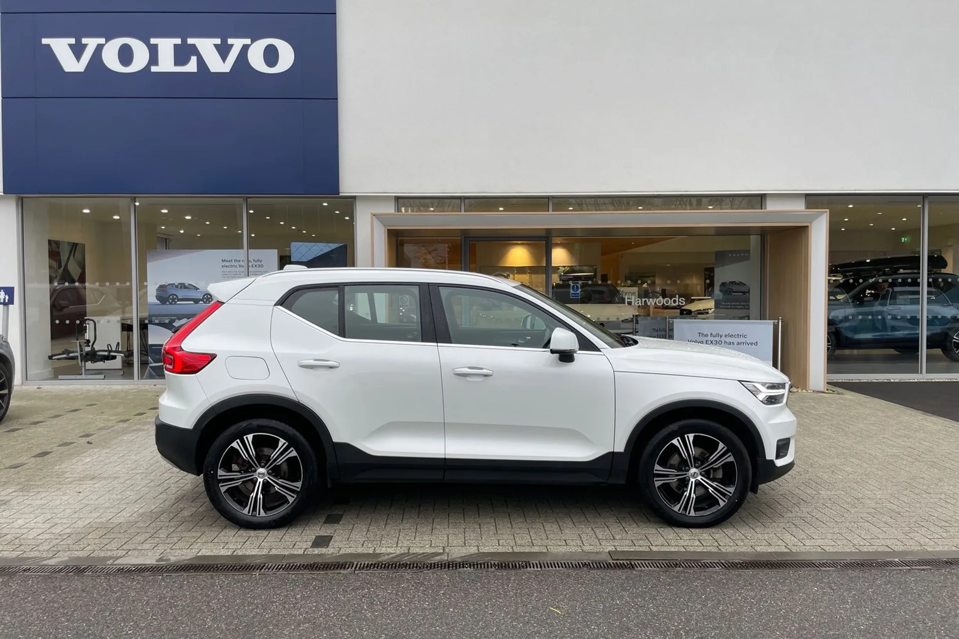 Volvo XC40 thumbnail image number 2