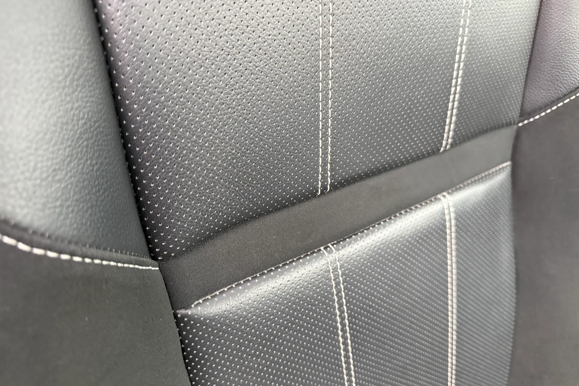 LAND ROVER RANGE ROVER VELAR thumbnail image number 33