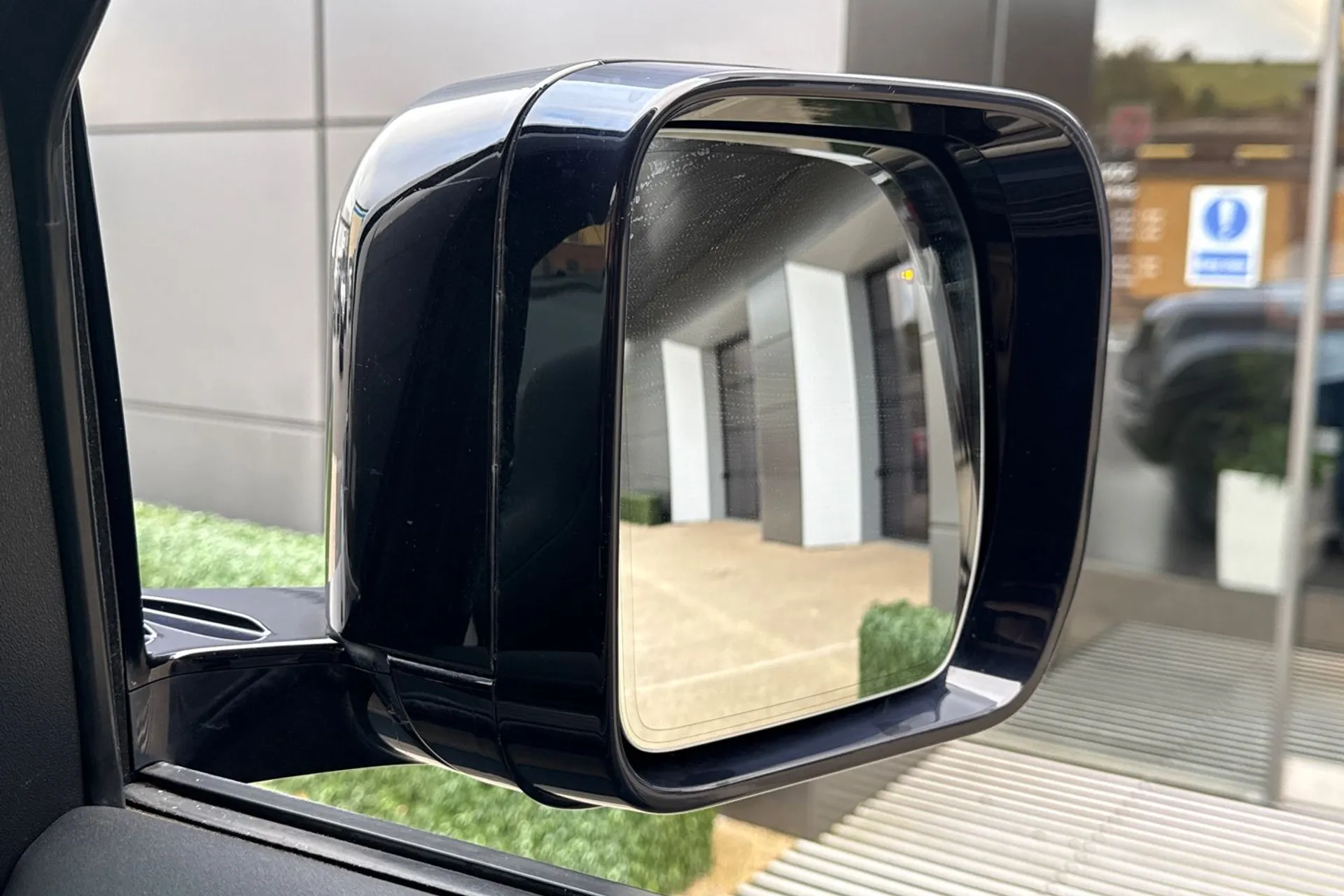 LAND ROVER DEFENDER thumbnail image number 25