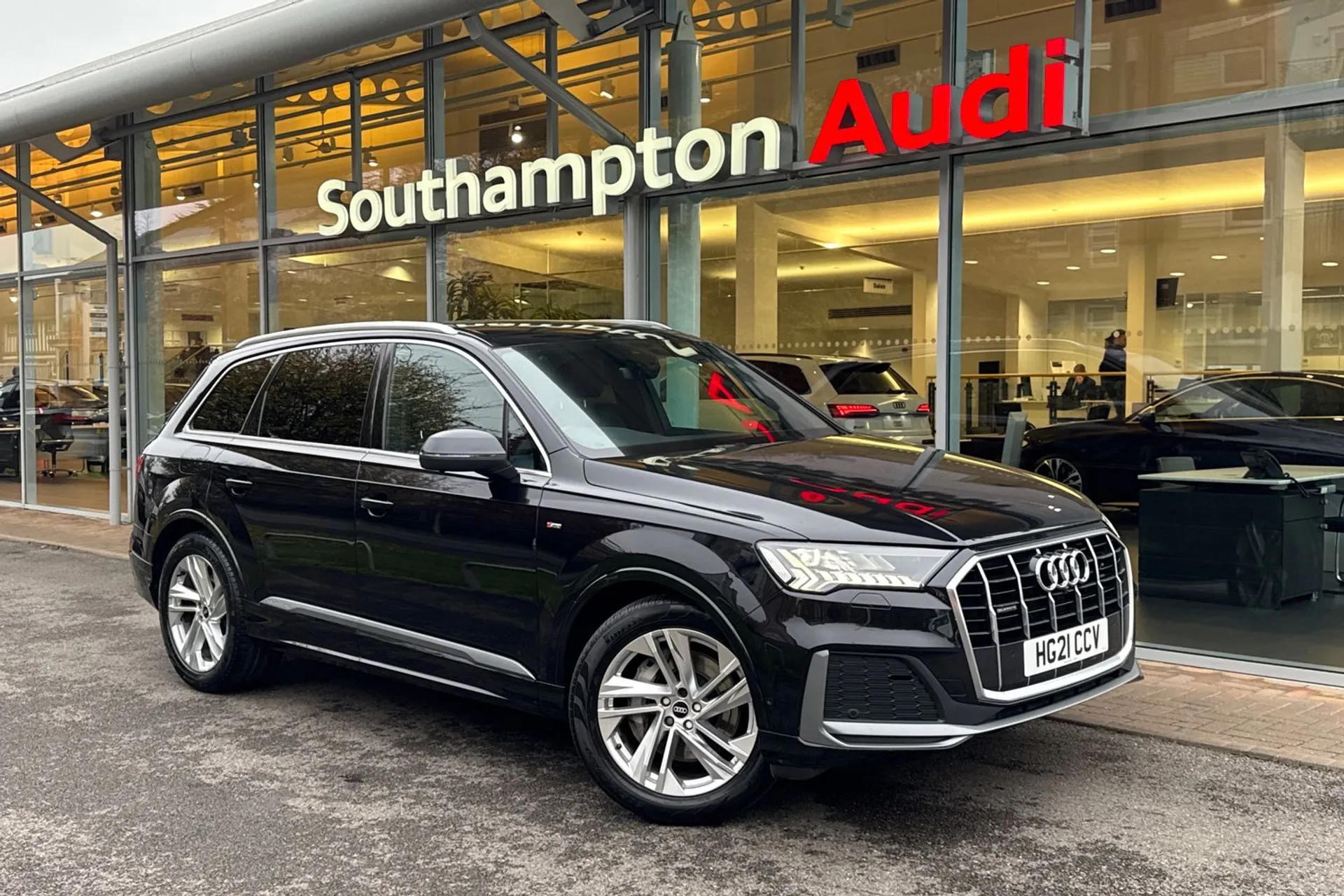 Audi Q7 focused image