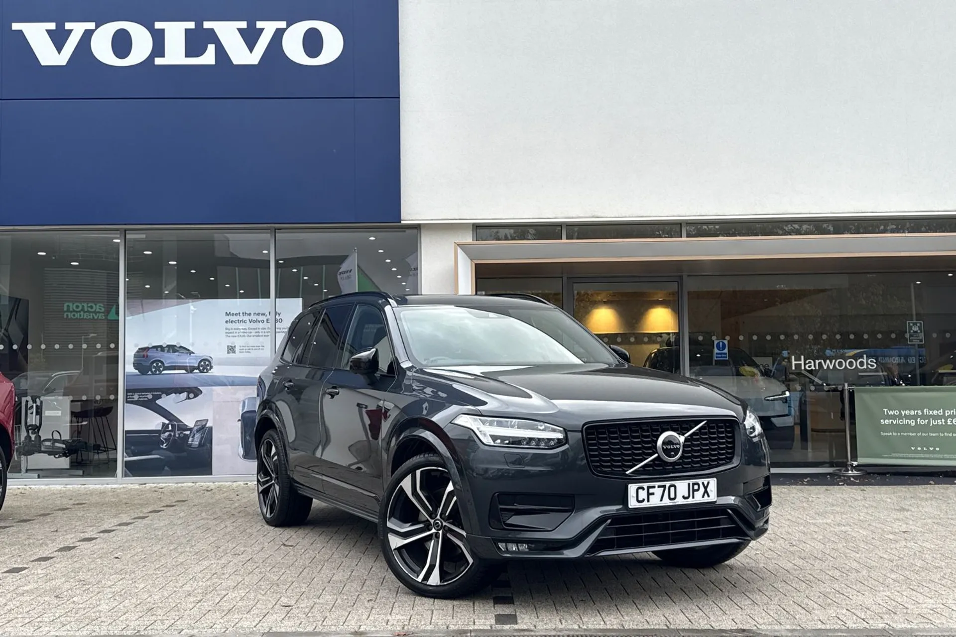 Volvo XC90 focused image