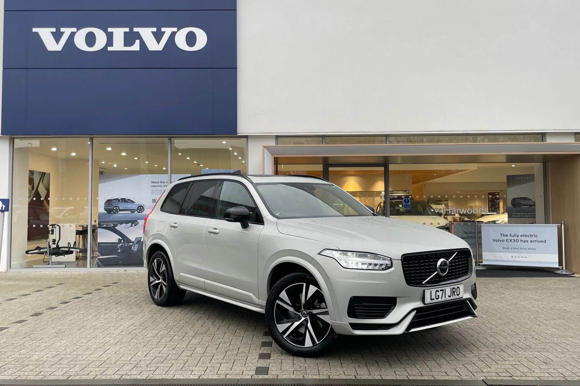 Volvo XC90 focused image