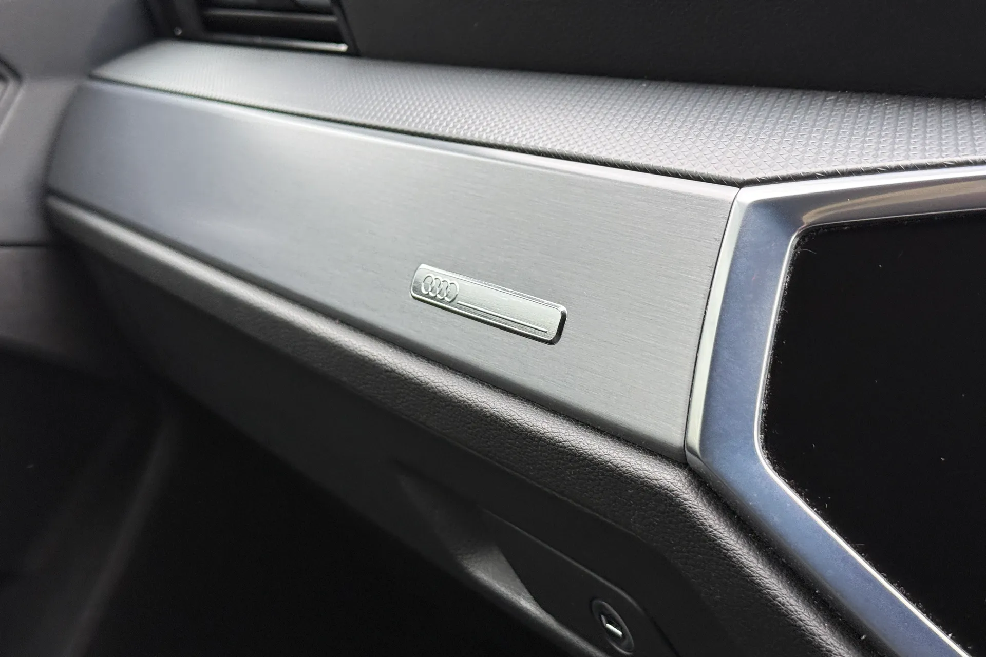 Audi Q3 thumbnail image number 17