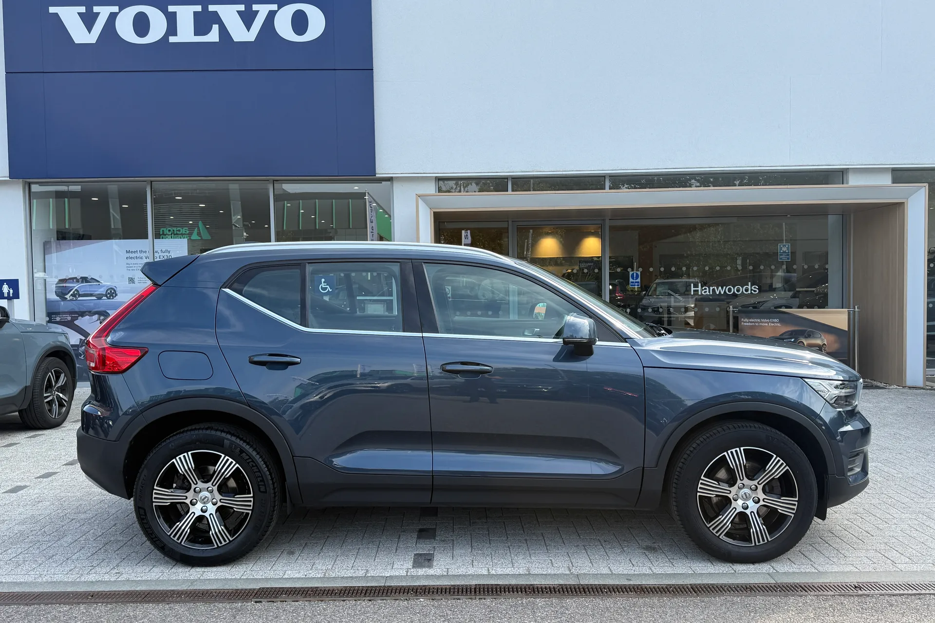 Volvo XC40 thumbnail image number 2