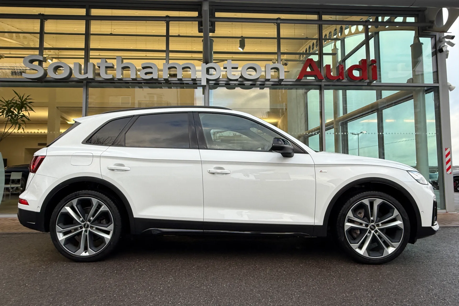 Audi Q5 thumbnail image number 2