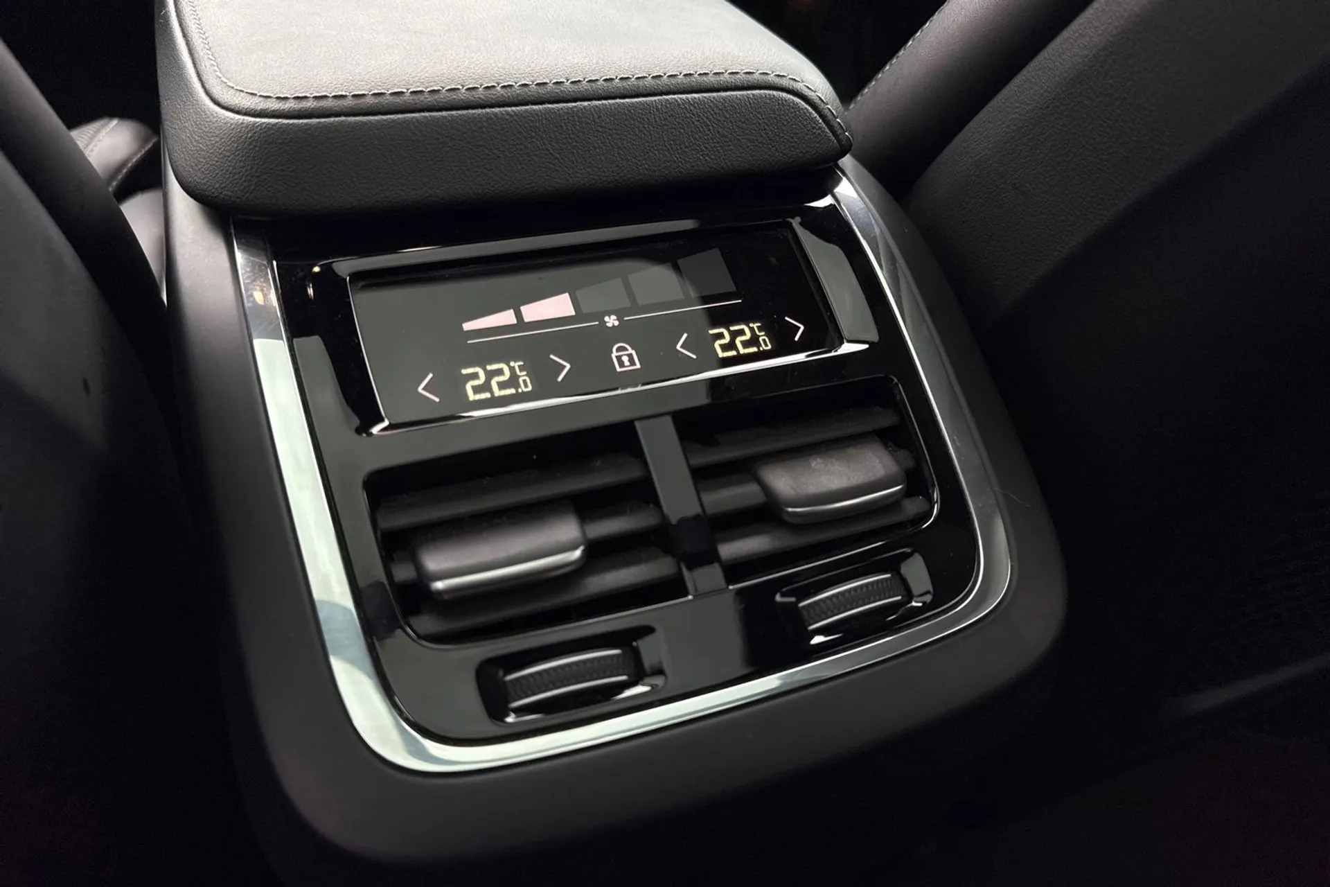 Volvo XC60 thumbnail image number 32