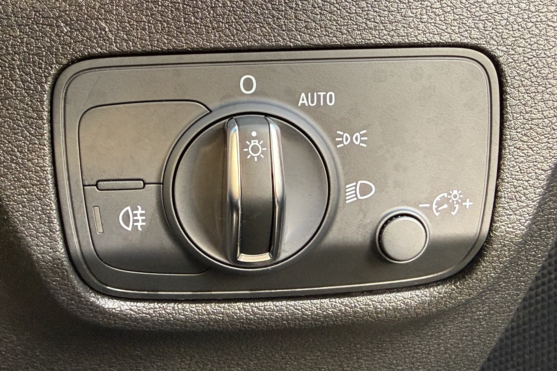 Audi Q2 thumbnail image number 17