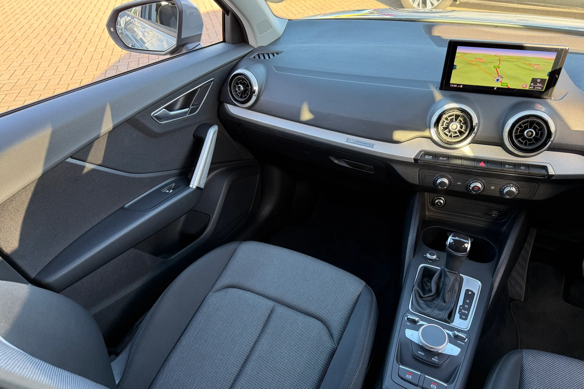 Audi Q2 thumbnail image number 32