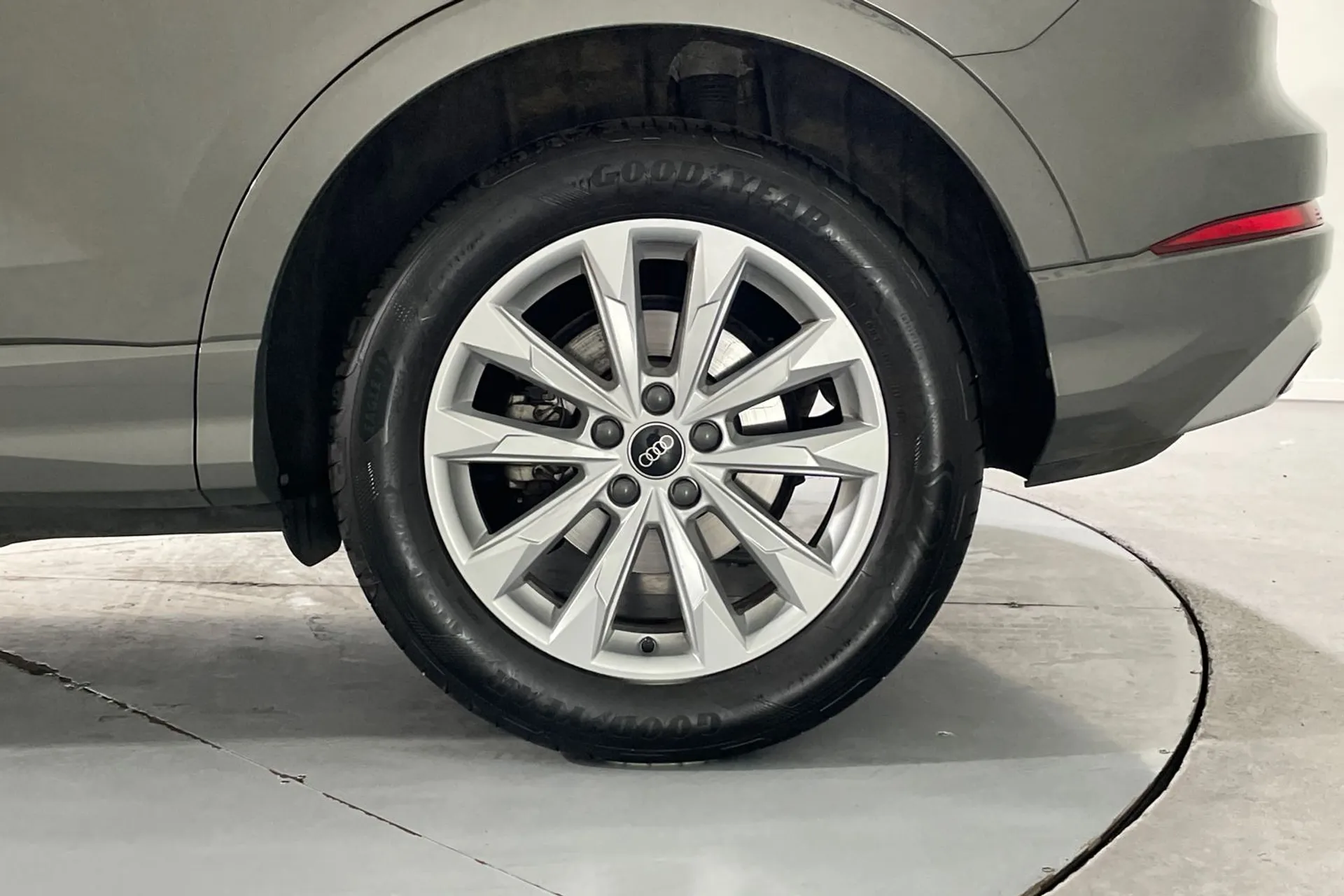 Audi Q3 thumbnail image number 12