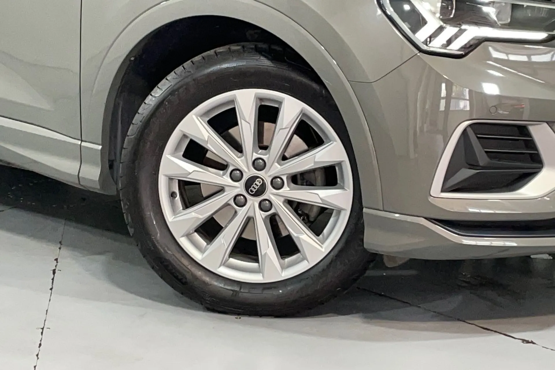 Audi Q3 thumbnail image number 10