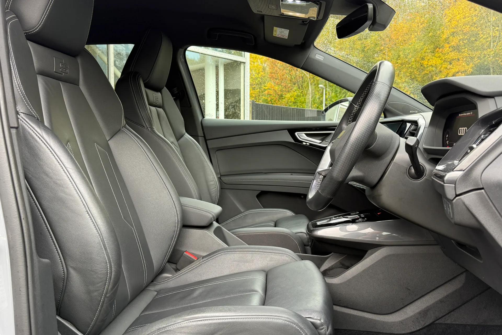 Audi Q4 thumbnail image number 12