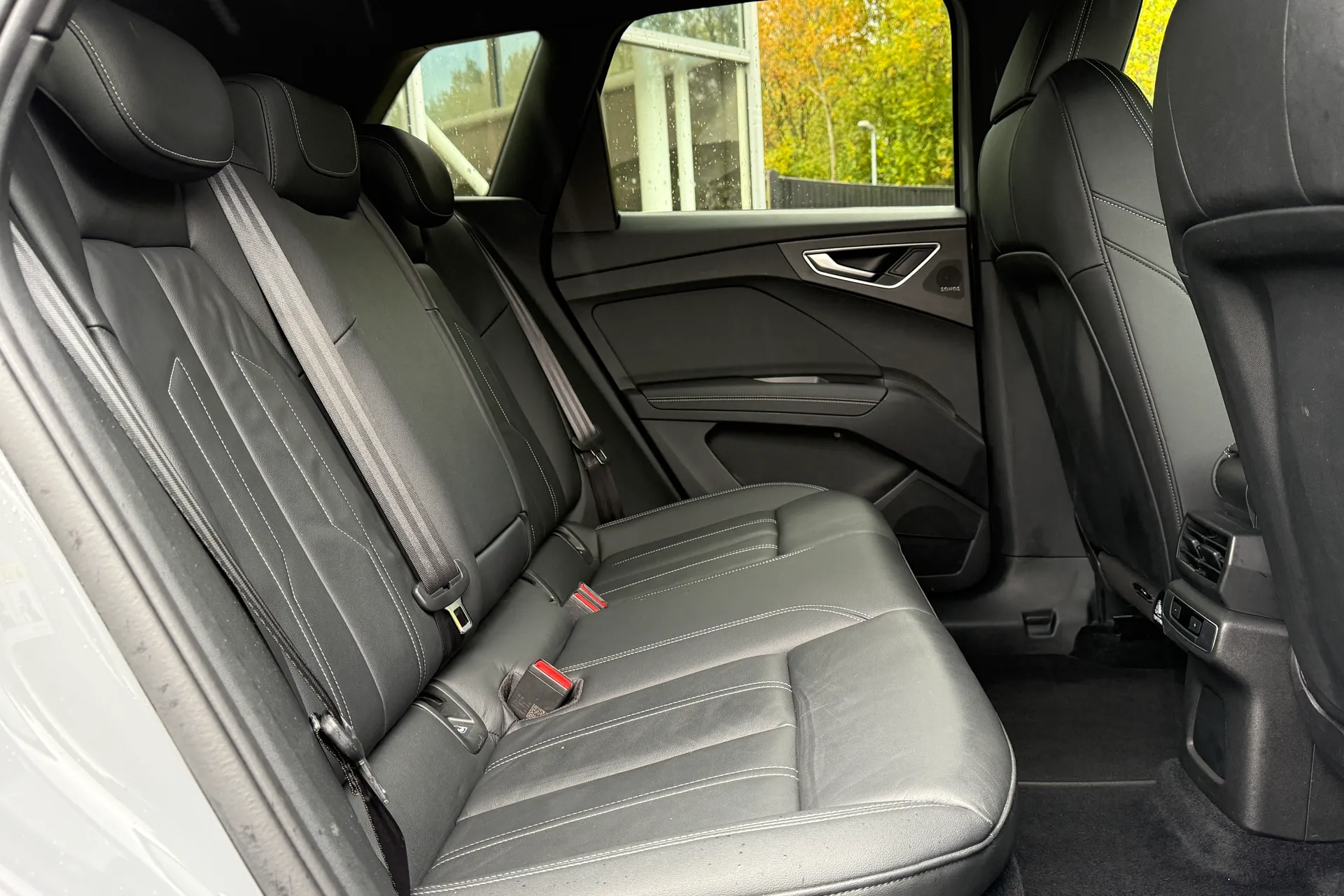 Audi Q4 thumbnail image number 10