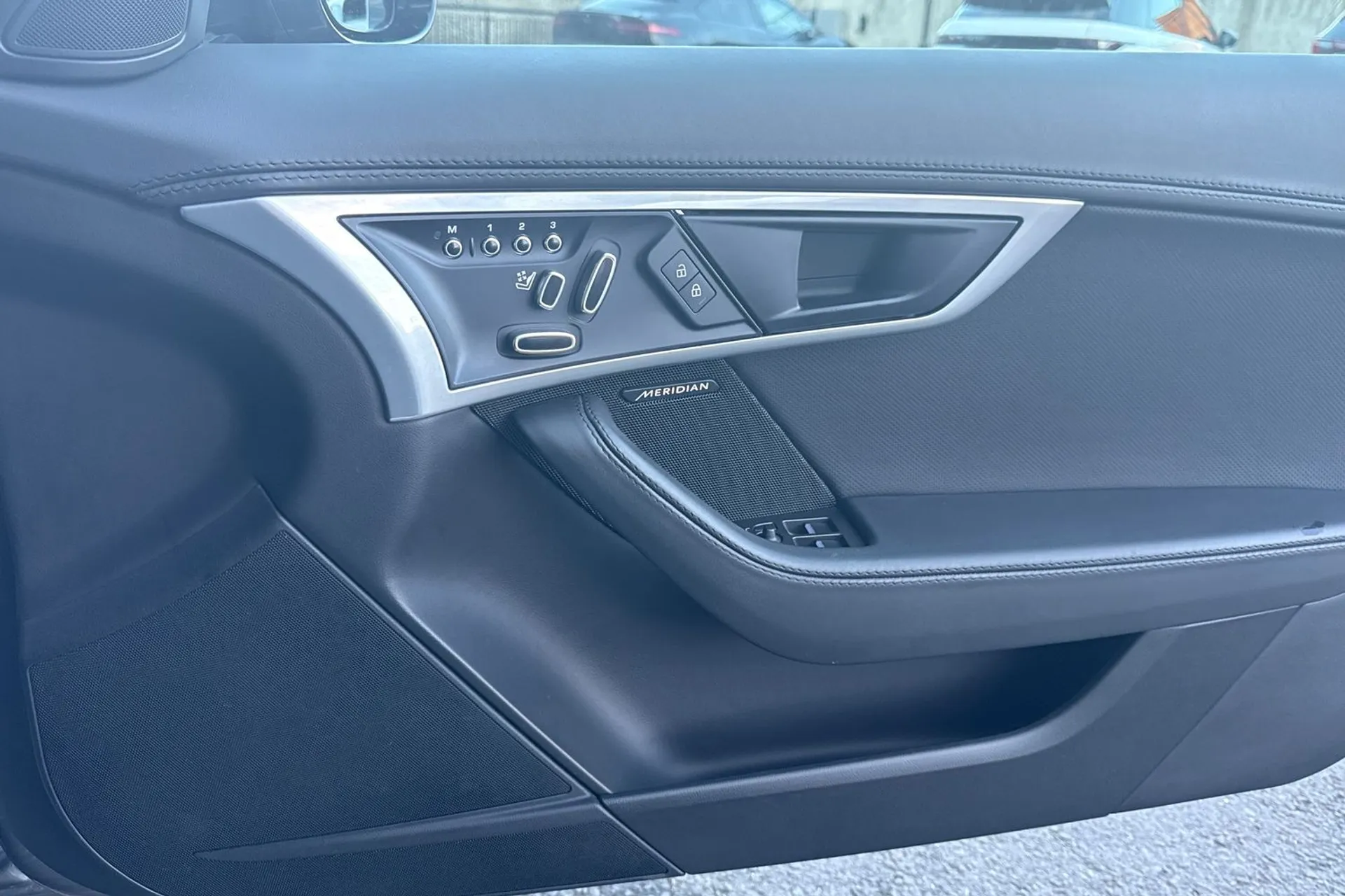 Jaguar F-TYPE thumbnail image number 19