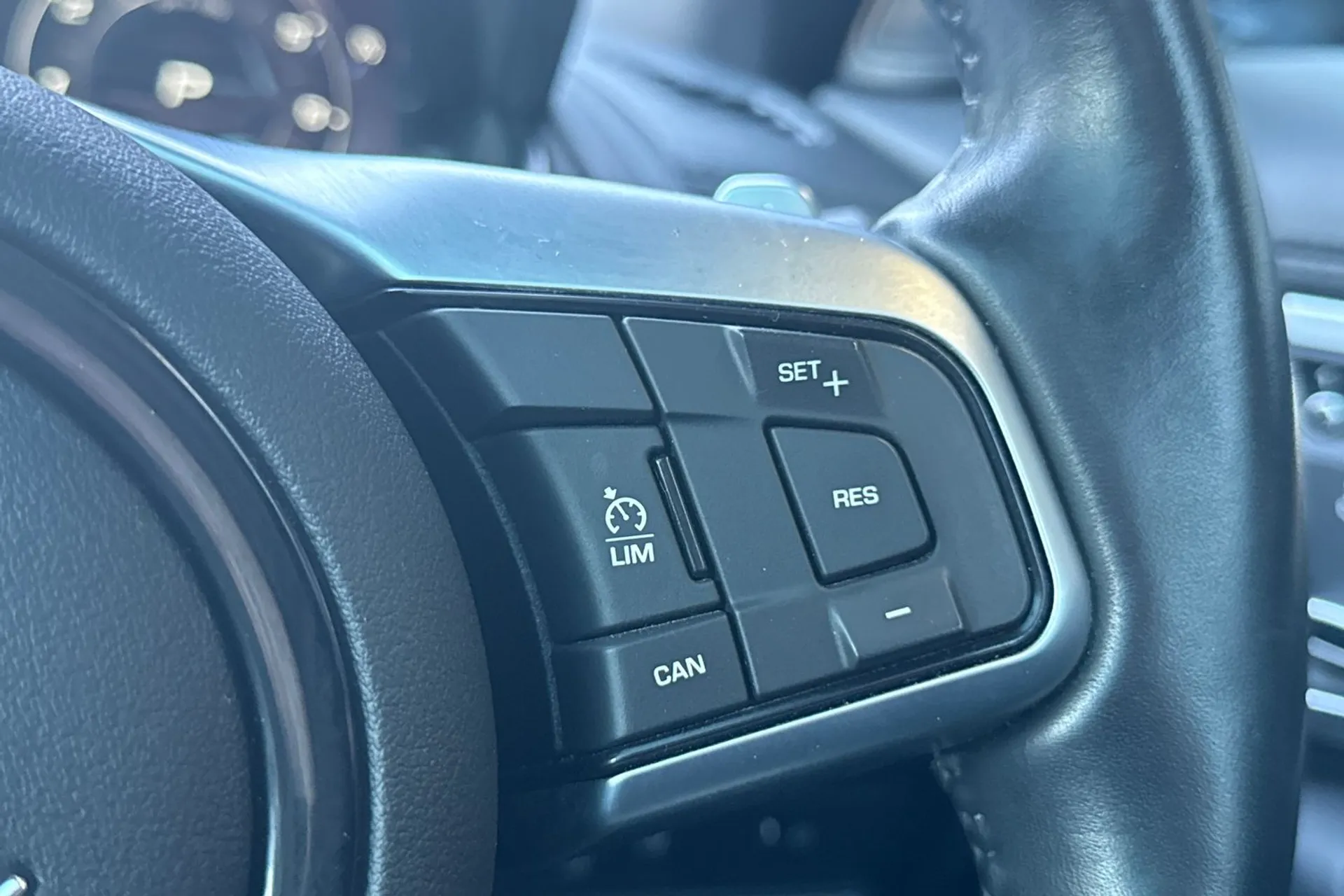 Jaguar F-TYPE thumbnail image number 32