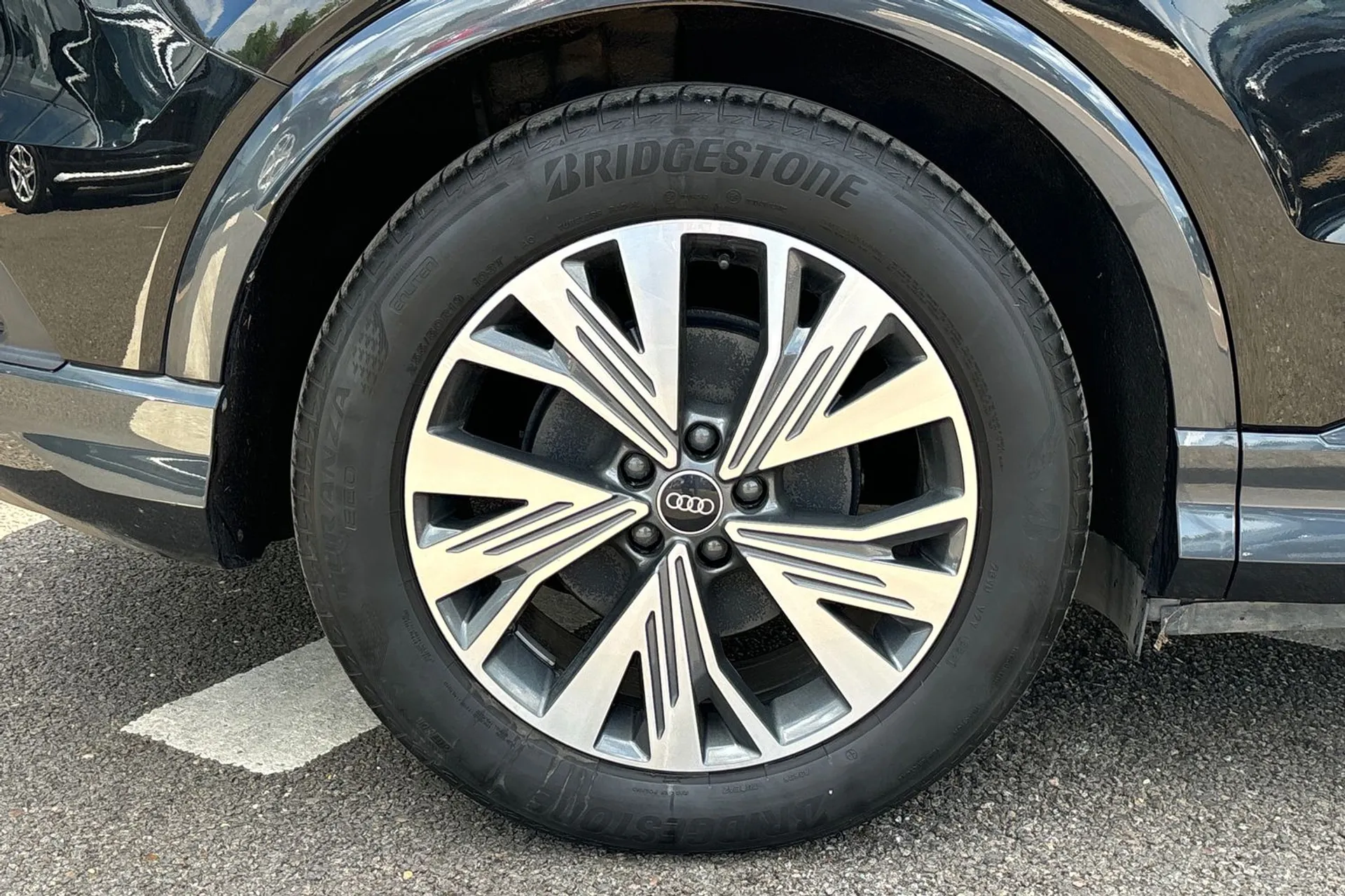 Audi Q4 thumbnail image number 13