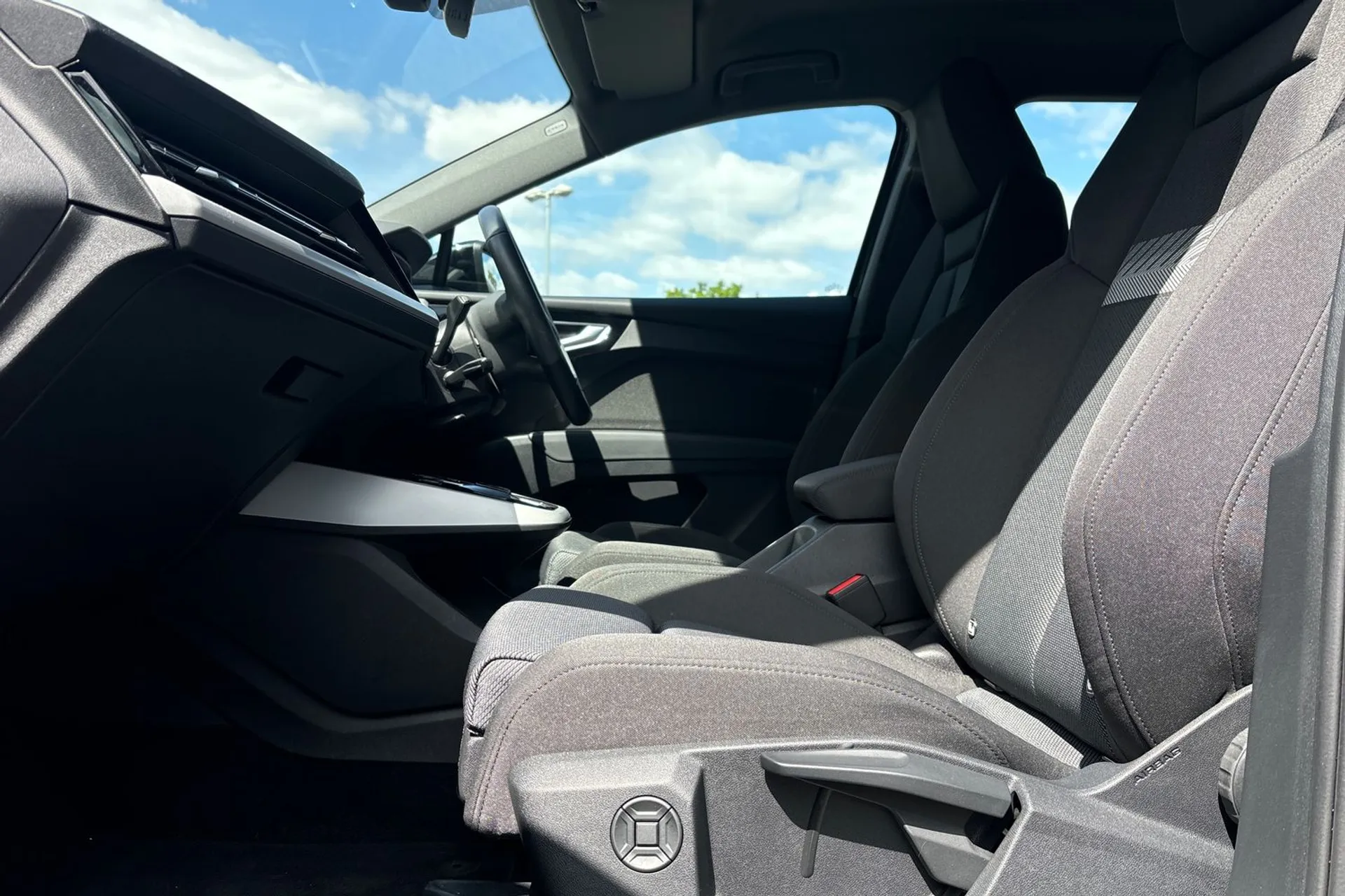 Audi Q4 thumbnail image number 28