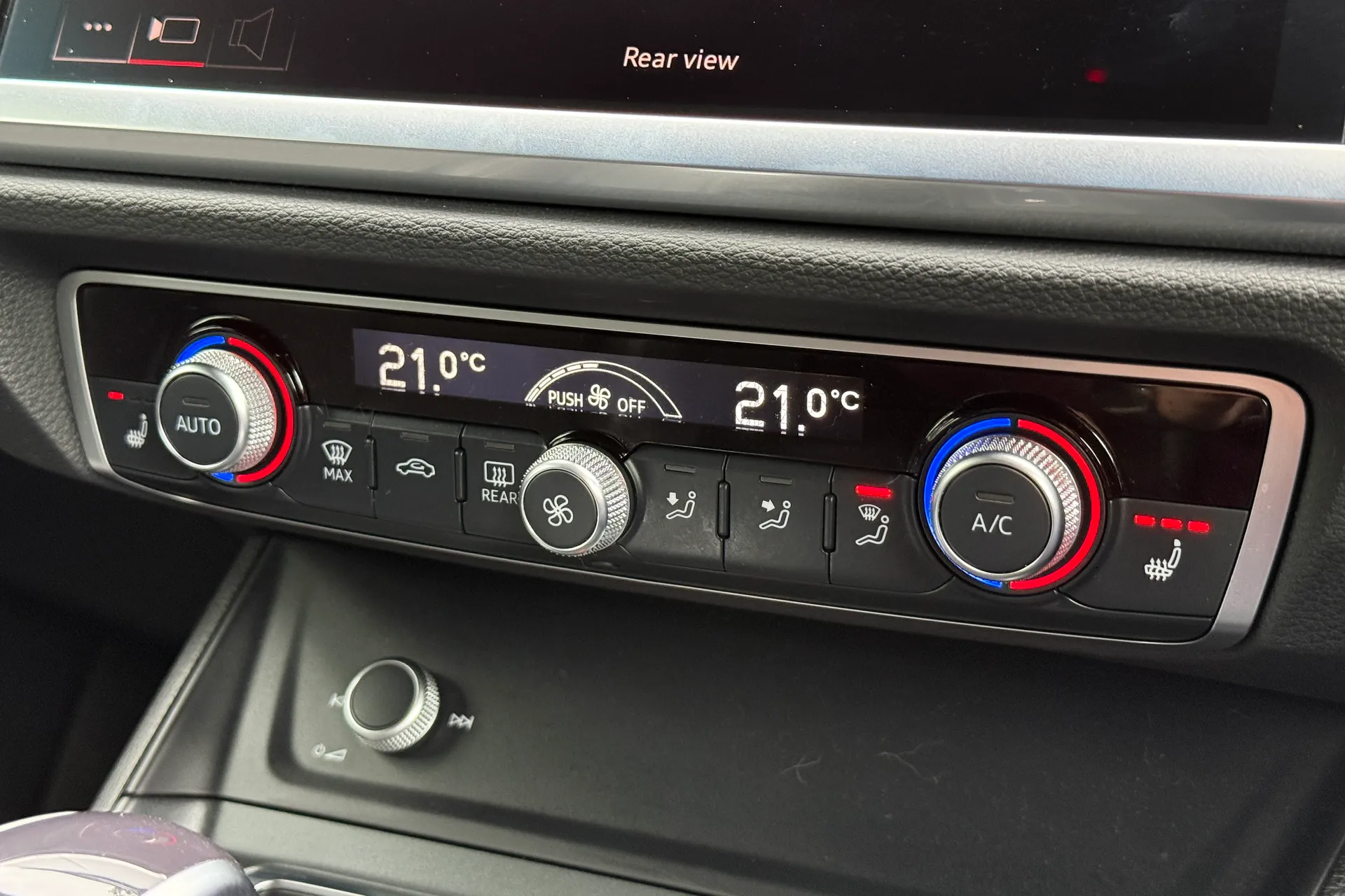 Audi Q3 thumbnail image number 16