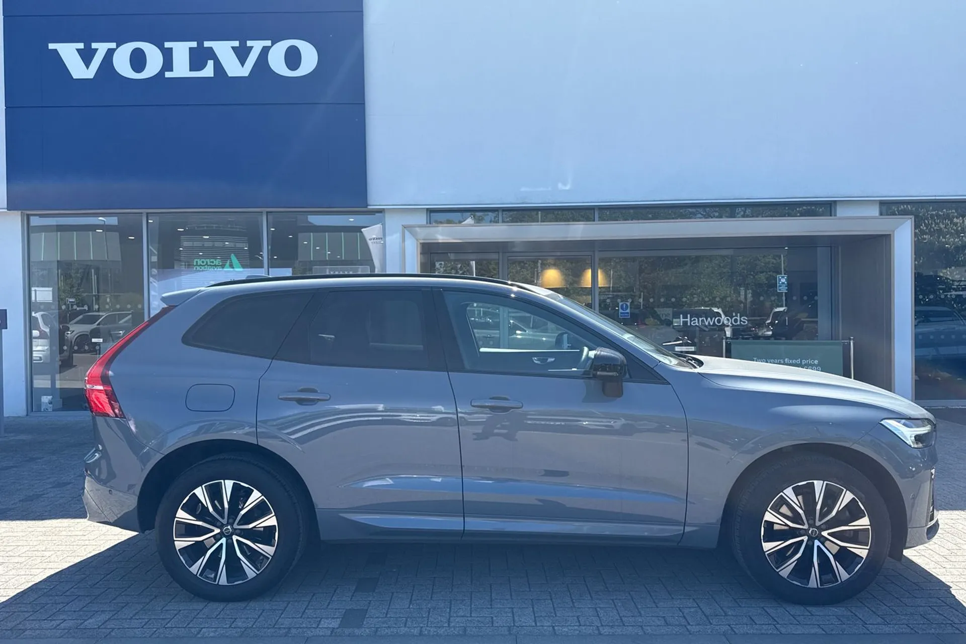 Volvo XC60 thumbnail image number 2