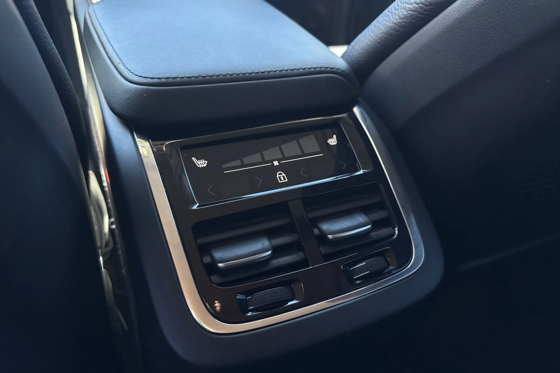 Volvo XC60 thumbnail image number 32