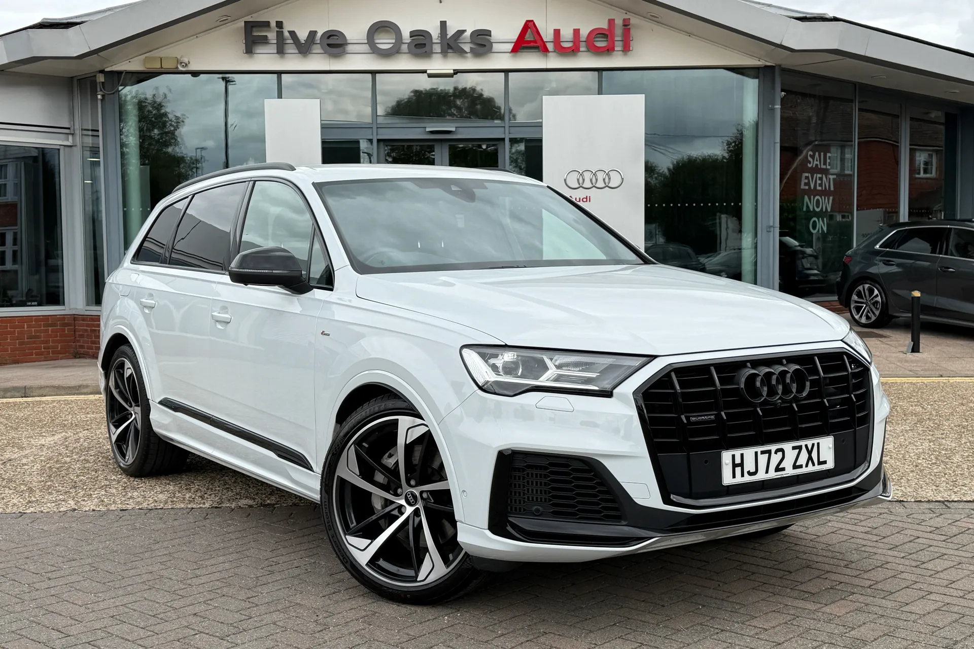 Audi Q7 focused image